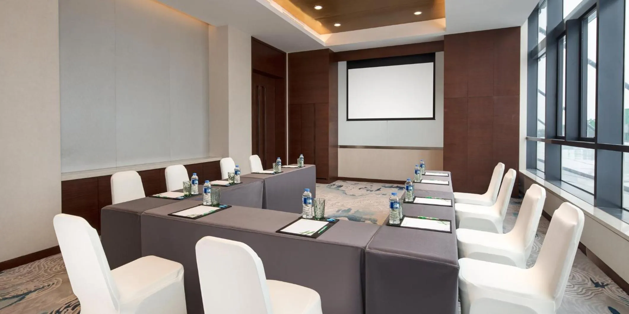 Meeting/conference room in Holiday Inn Suzhou Taihu Lake by IHG
