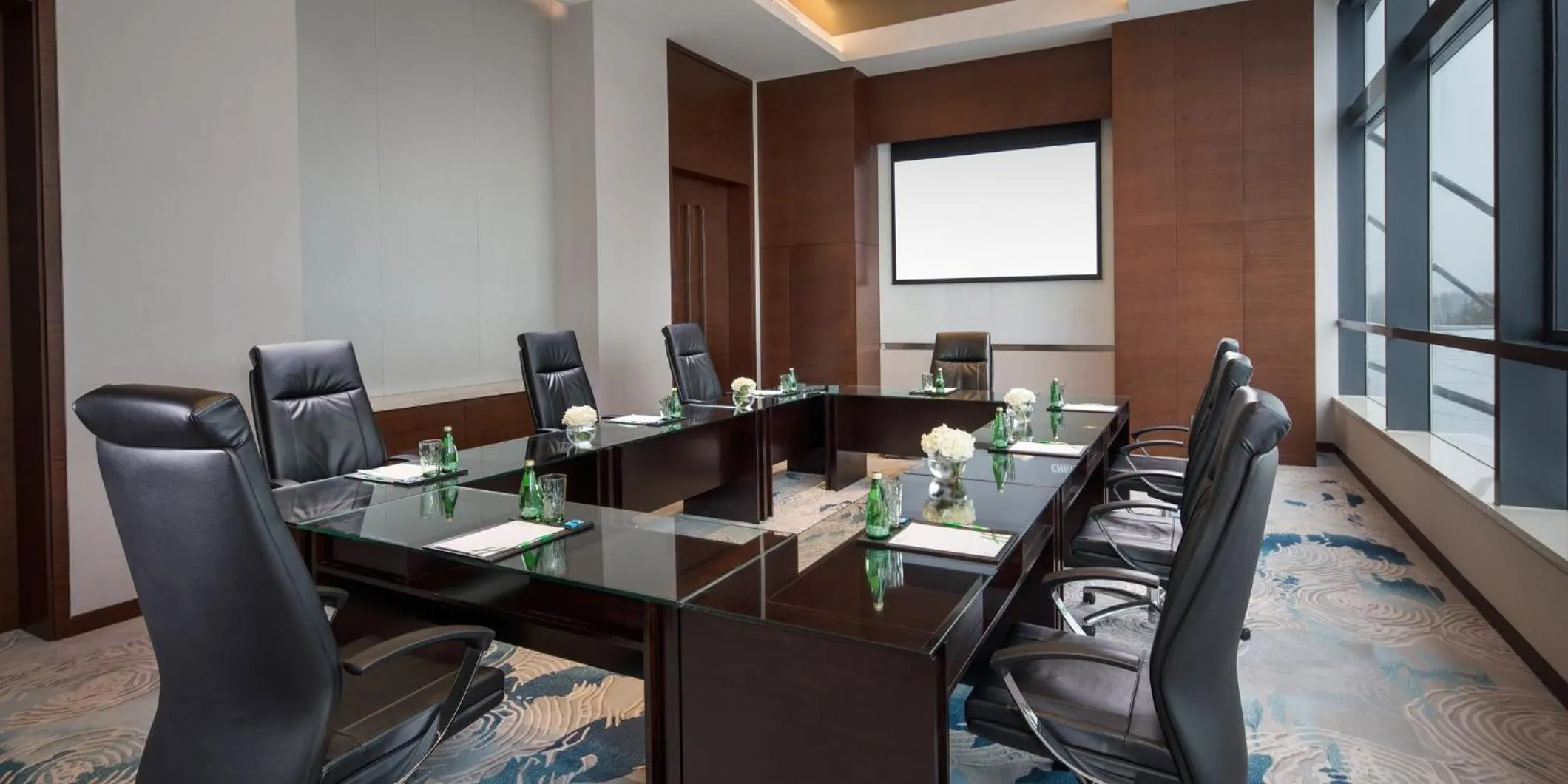 Meeting/conference room in Holiday Inn Suzhou Taihu Lake by IHG