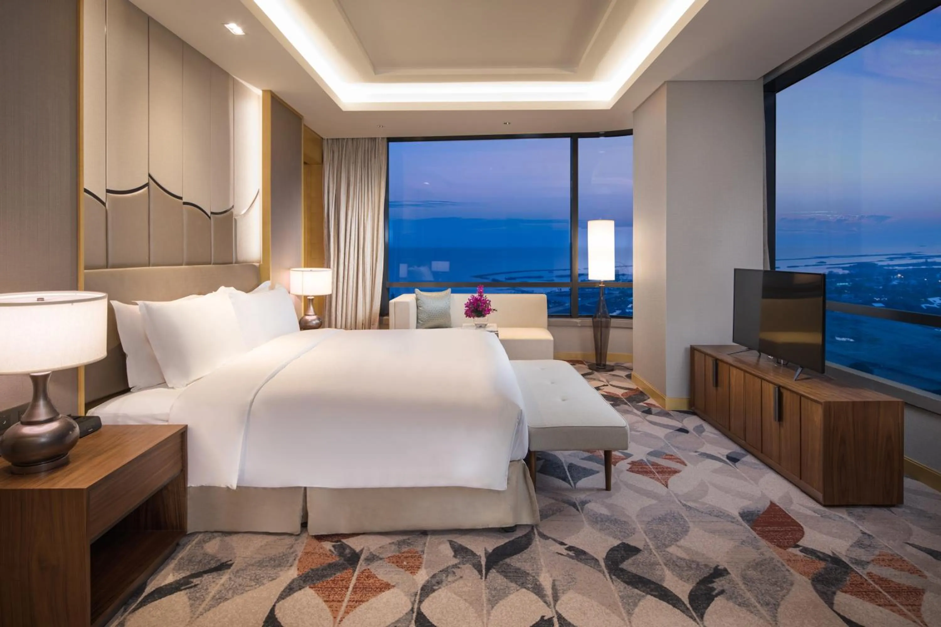 Photo of the whole room, Bed in Holiday Inn Suzhou Taihu Lake by IHG