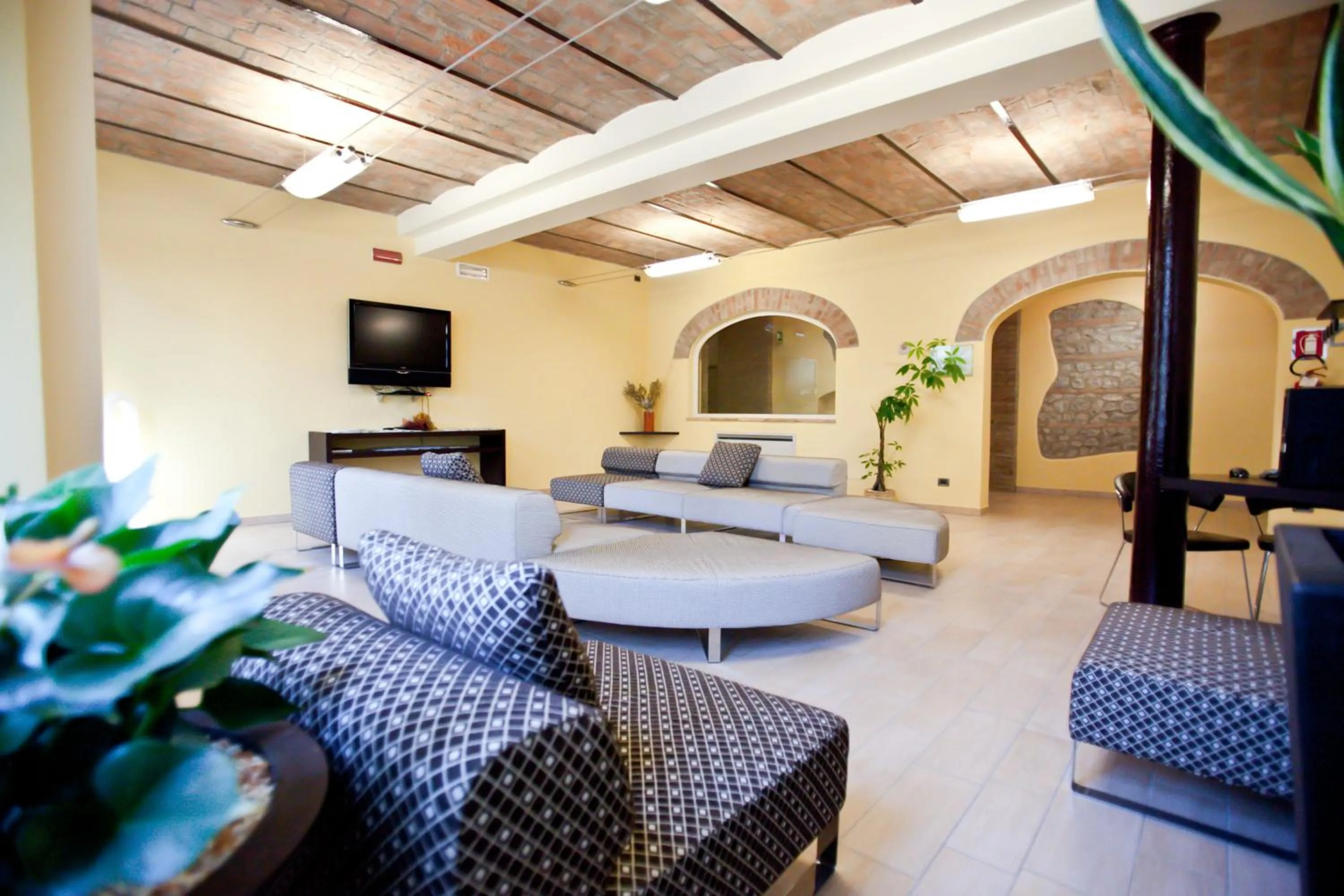 Communal lounge/ TV room in Hotel La Cartiera