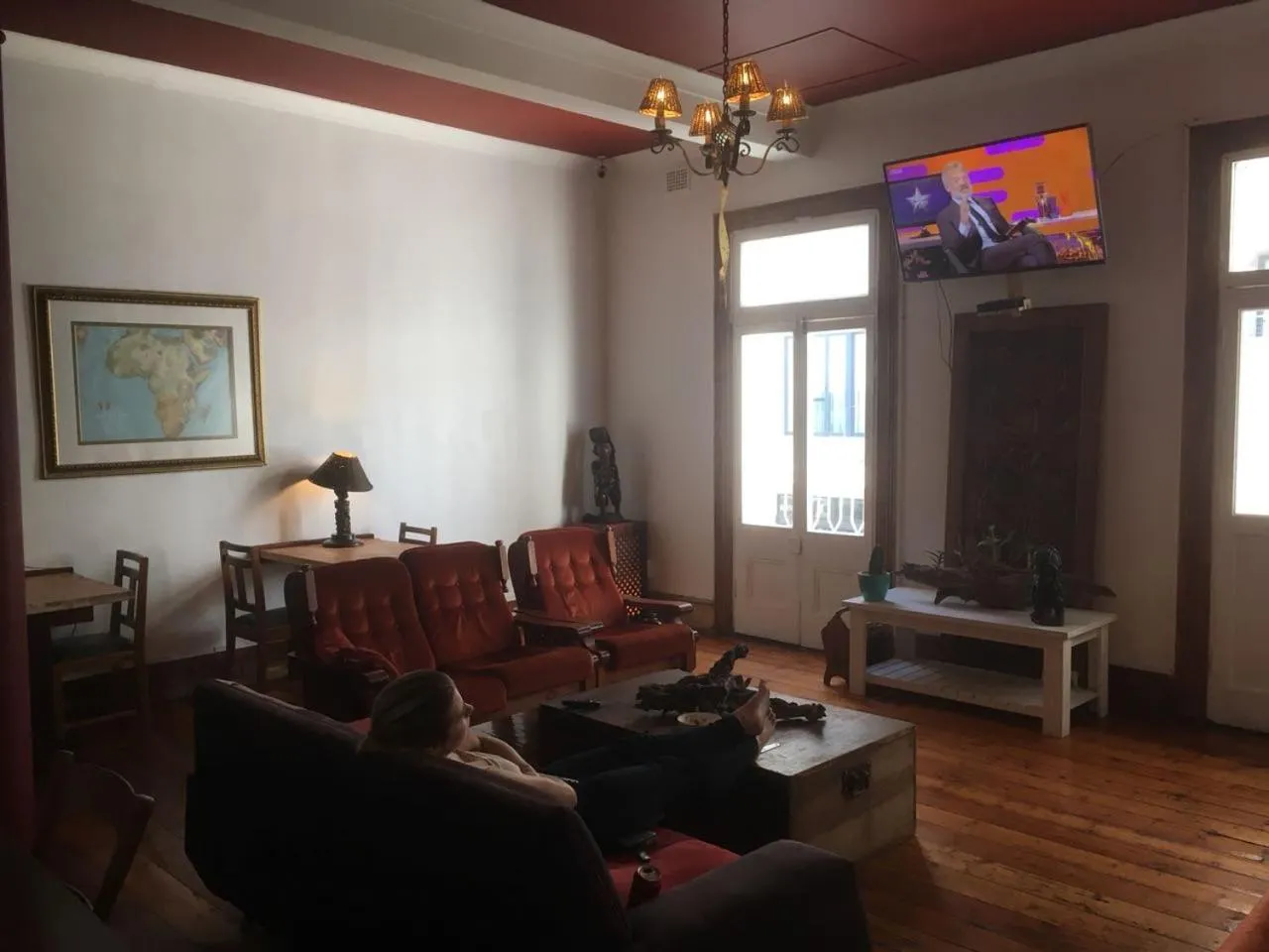 Communal lounge/ TV room in Urban Hive Backpackers