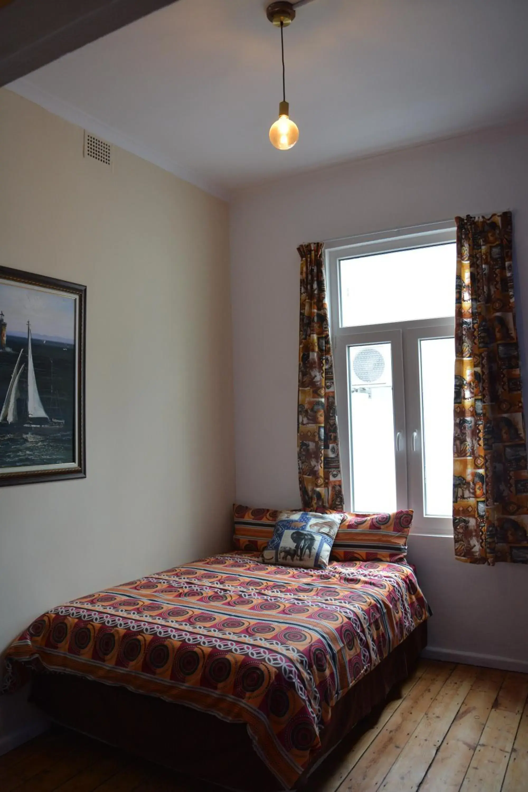 Budget Double Room with Shared Bathroom in Urban Hive Backpackers Budget Double Room with Shared Bathroom in Urban Hive Backpackers