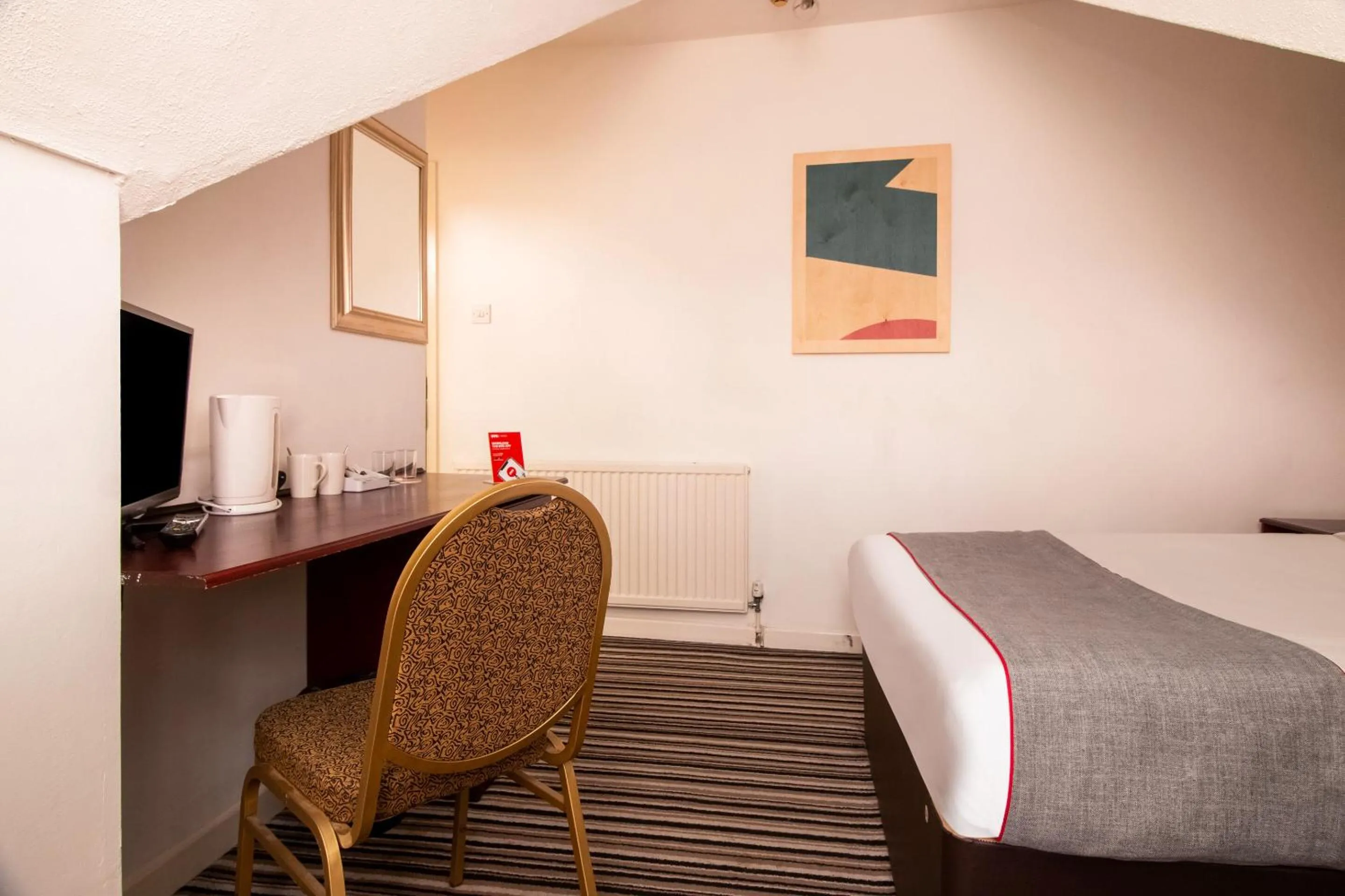 Bedroom, Bed in Cardiff Central Hotel By Belvilla