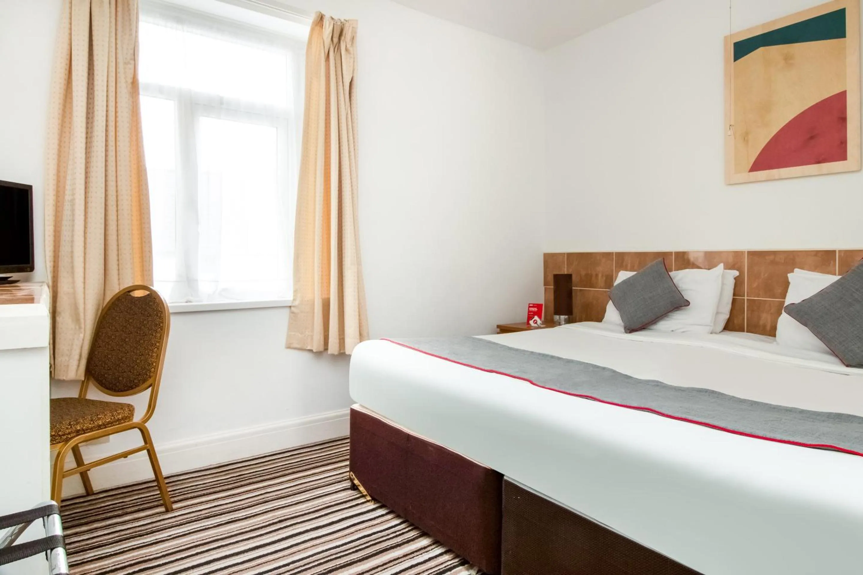 Bedroom, Bed in Cardiff Central Hotel By Belvilla