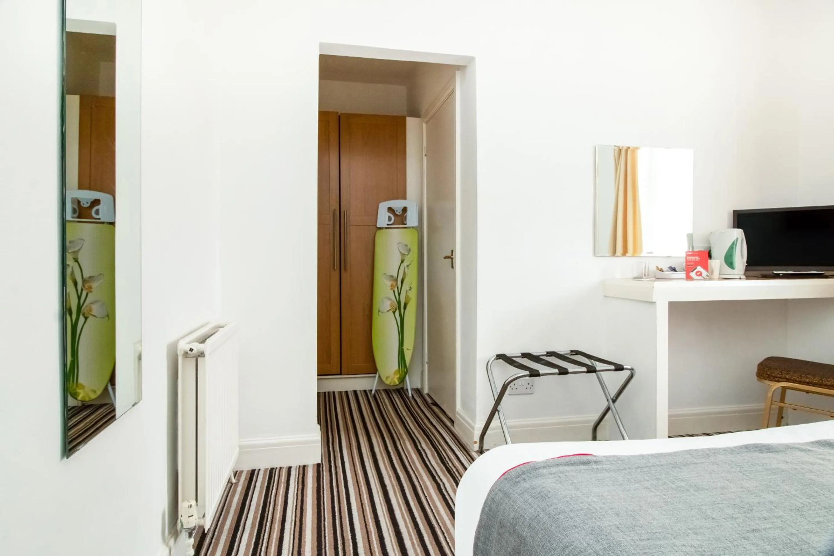 Bedroom, Bed in Cardiff Central Hotel By Belvilla