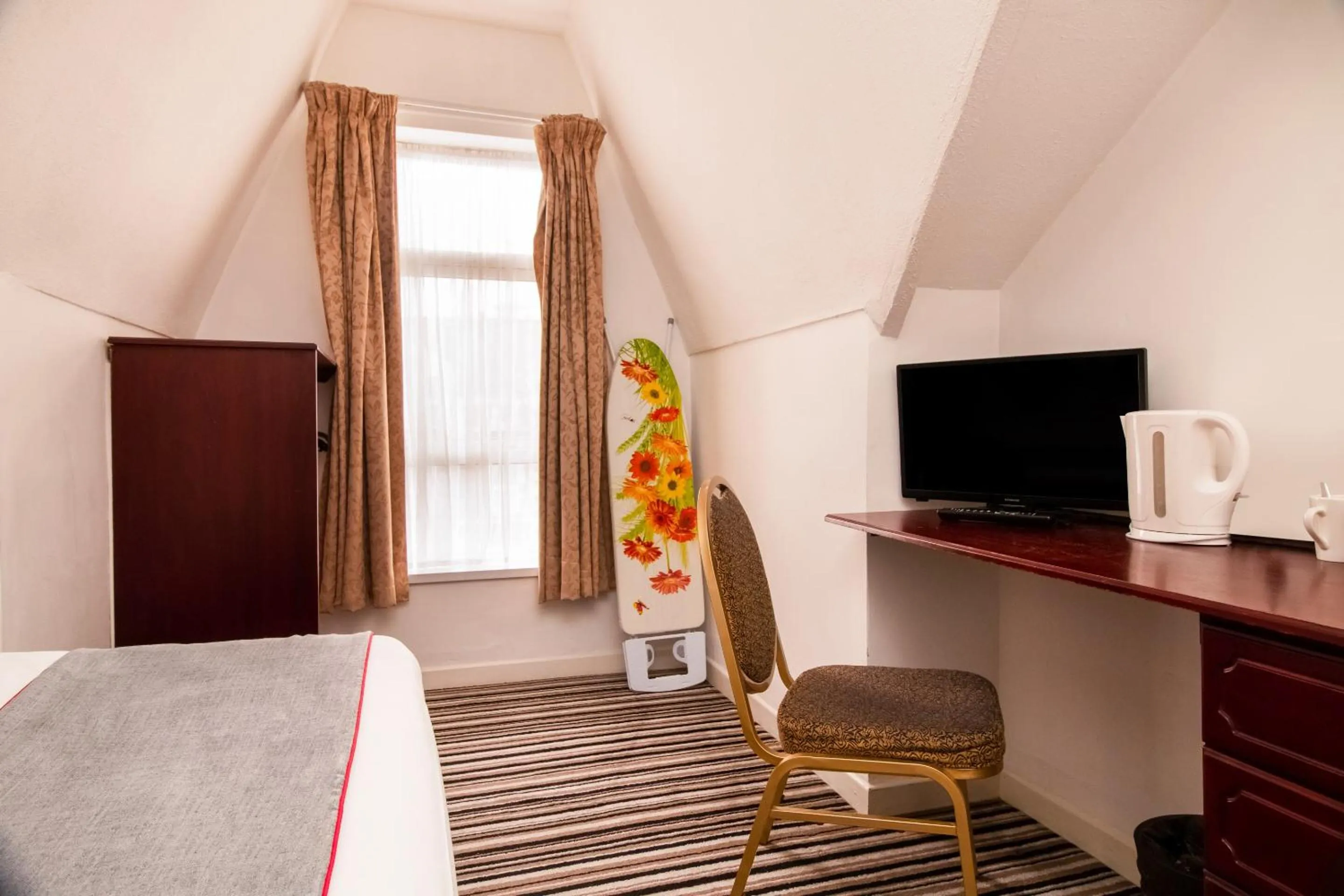 Bedroom, Bed in Cardiff Central Hotel By Belvilla