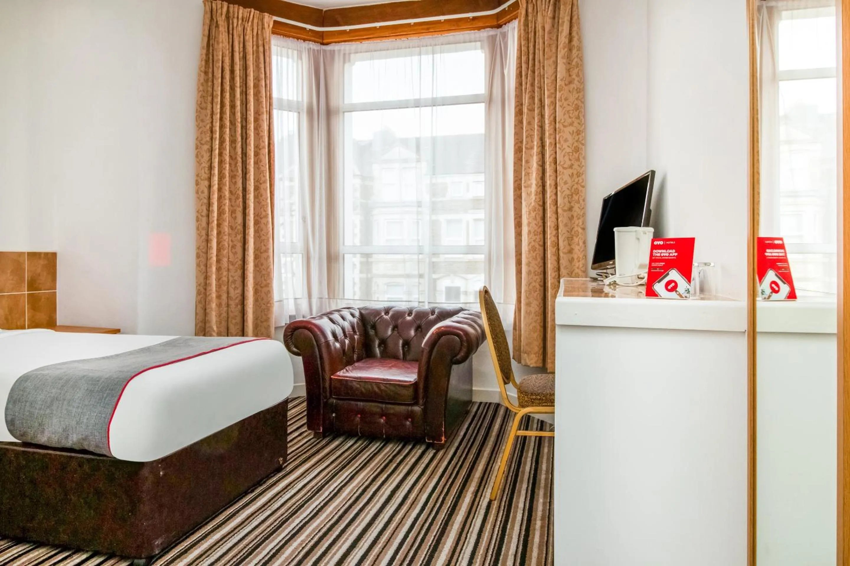 Bedroom, Bed in Cardiff Central Hotel By Belvilla