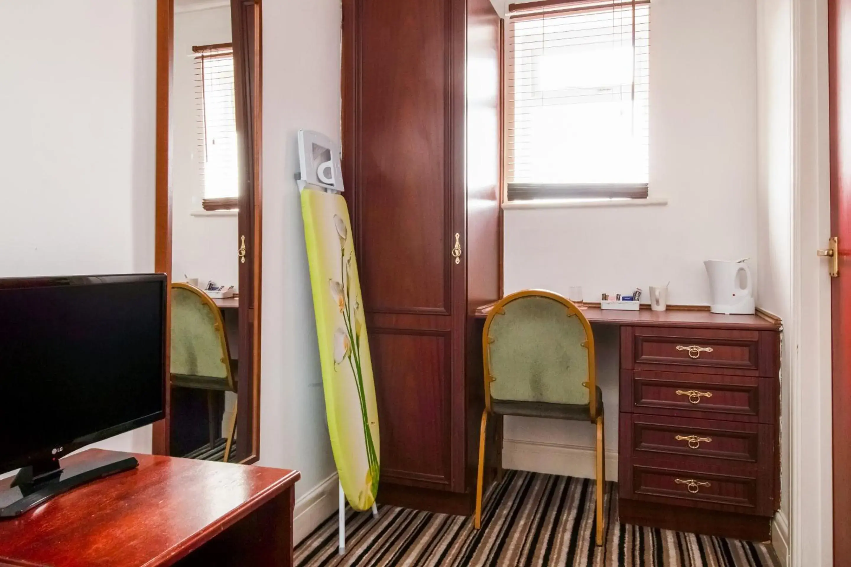 Bedroom in Cardiff Central Hotel By Belvilla Bedroom in Cardiff Central Hotel By Belvilla