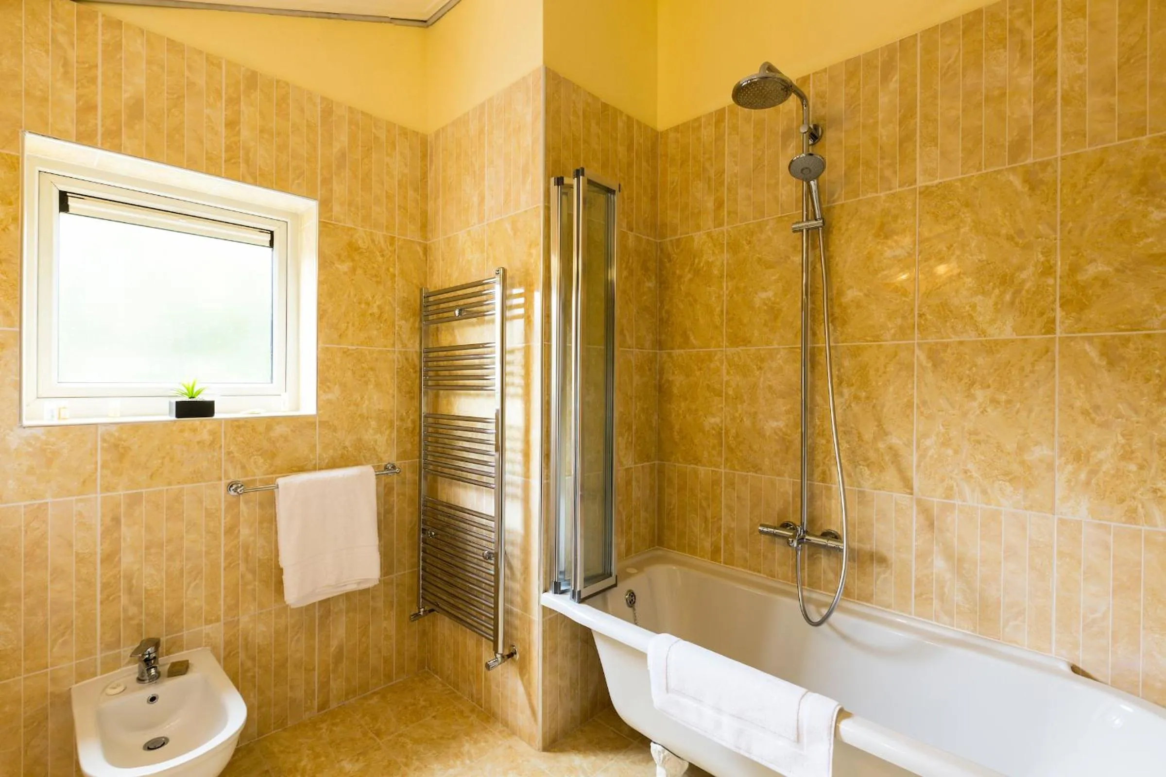 Bathroom in Linton Hotel Luton