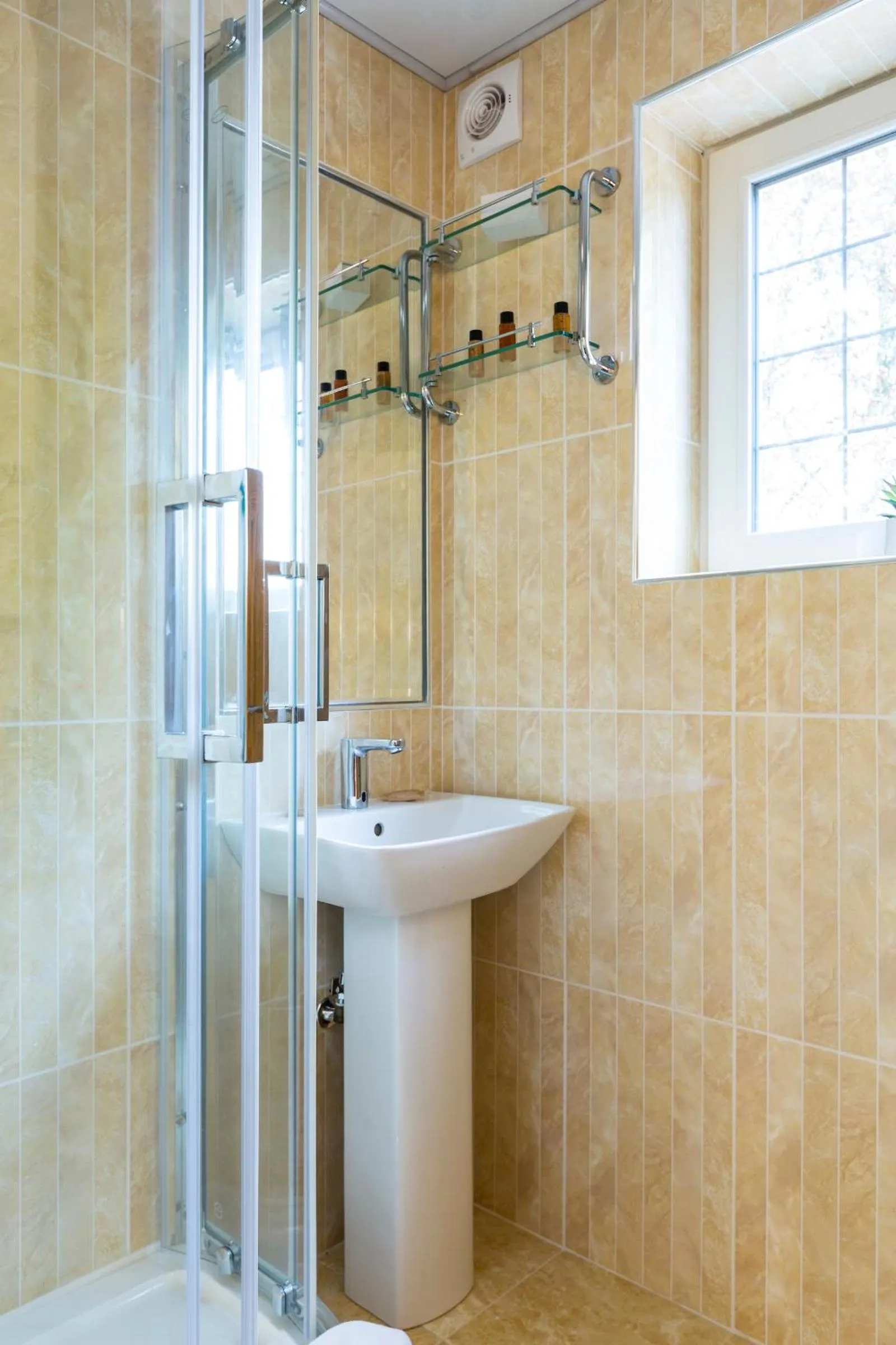 Bathroom in Linton Hotel Luton