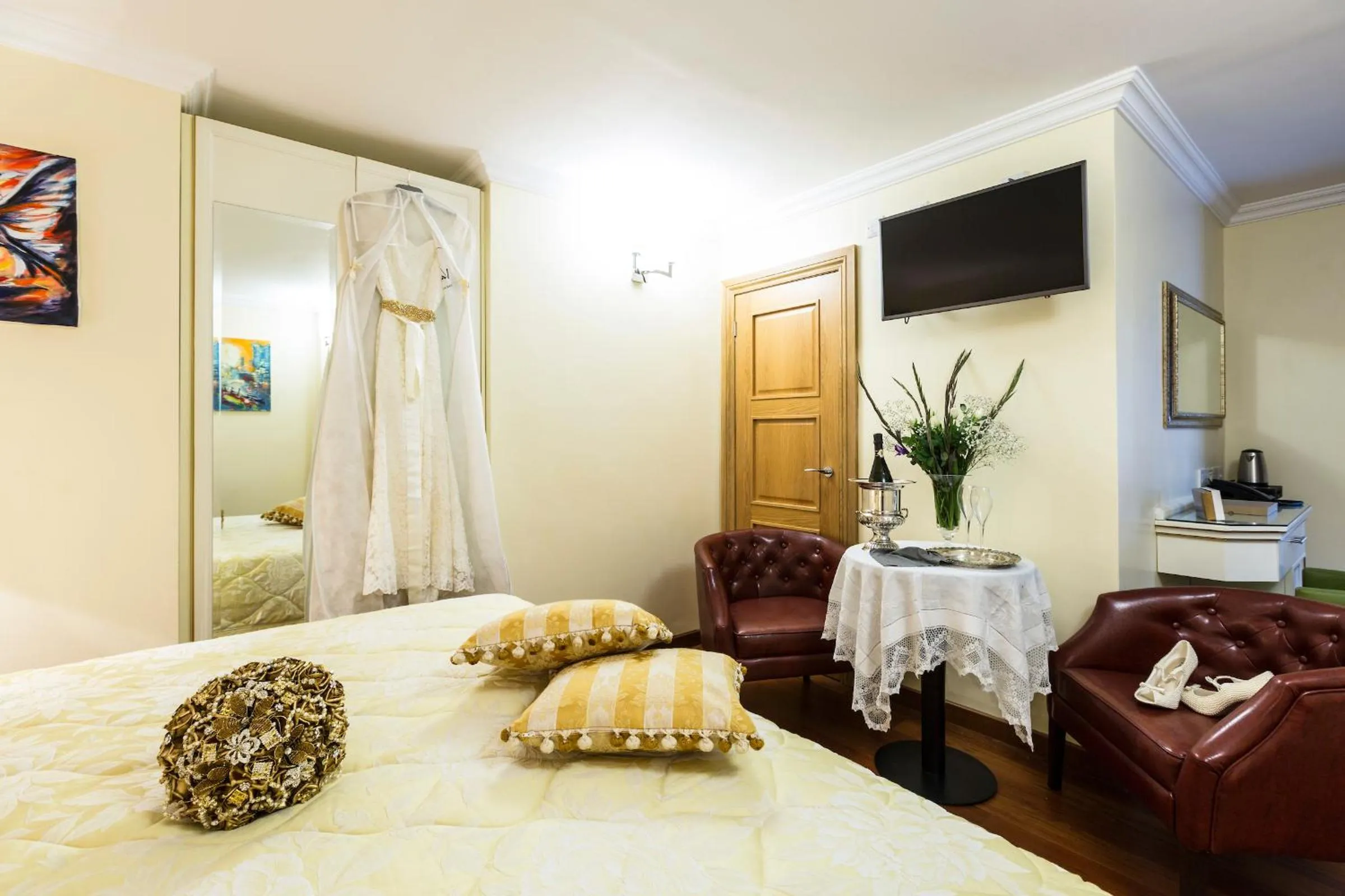 Seating area, Bed in Linton Hotel Luton