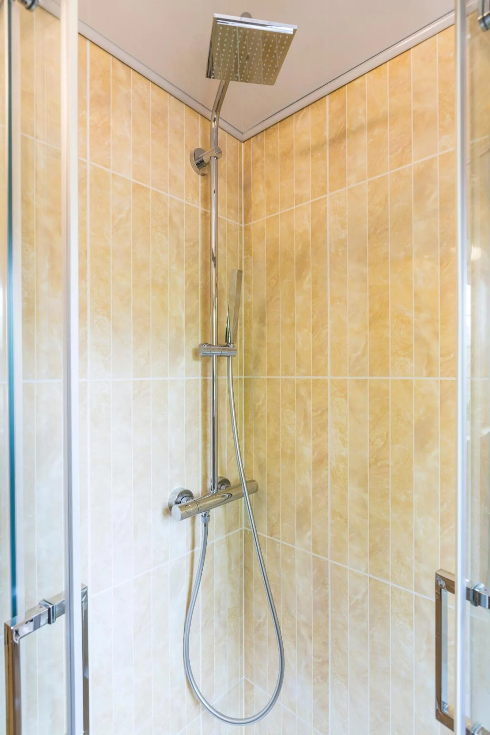 Shower in Linton Hotel Luton