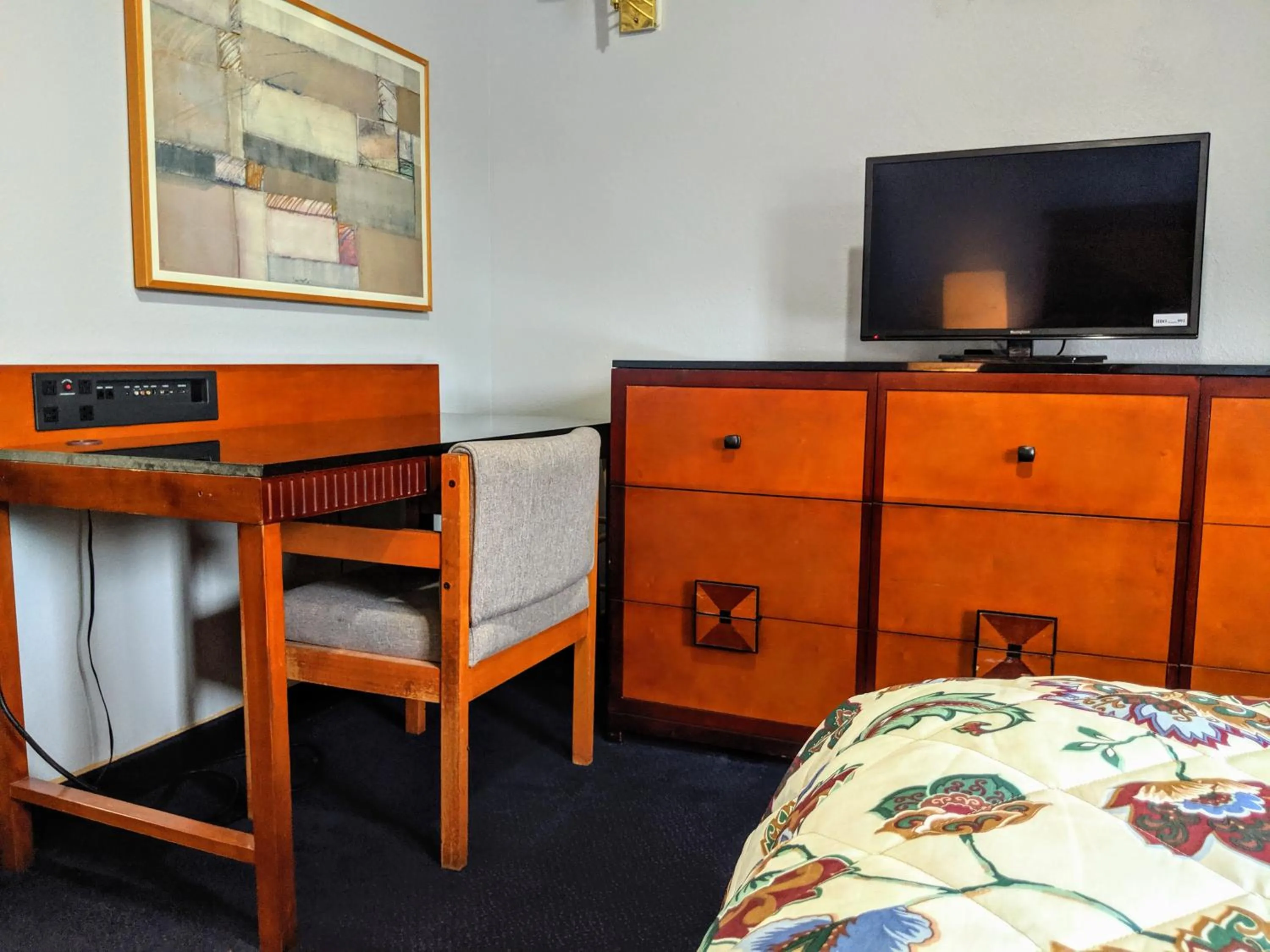 Bed in Knights Inn - Thomson, IL