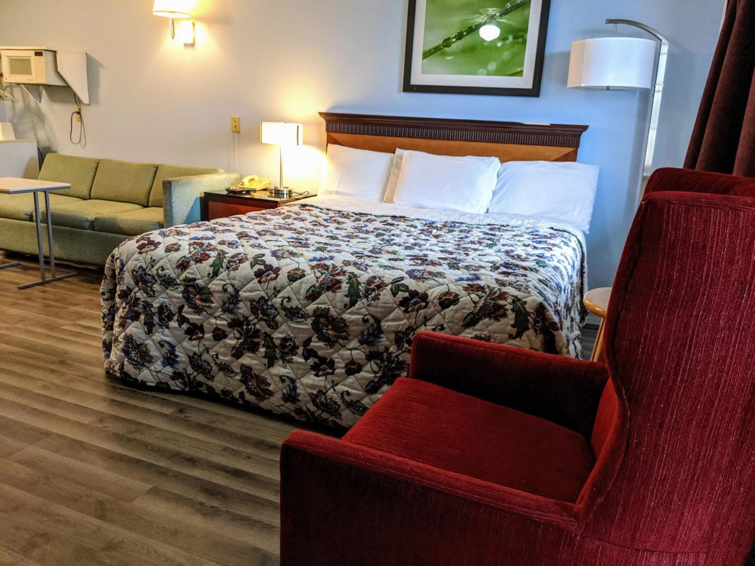 Bed in Knights Inn - Thomson, IL