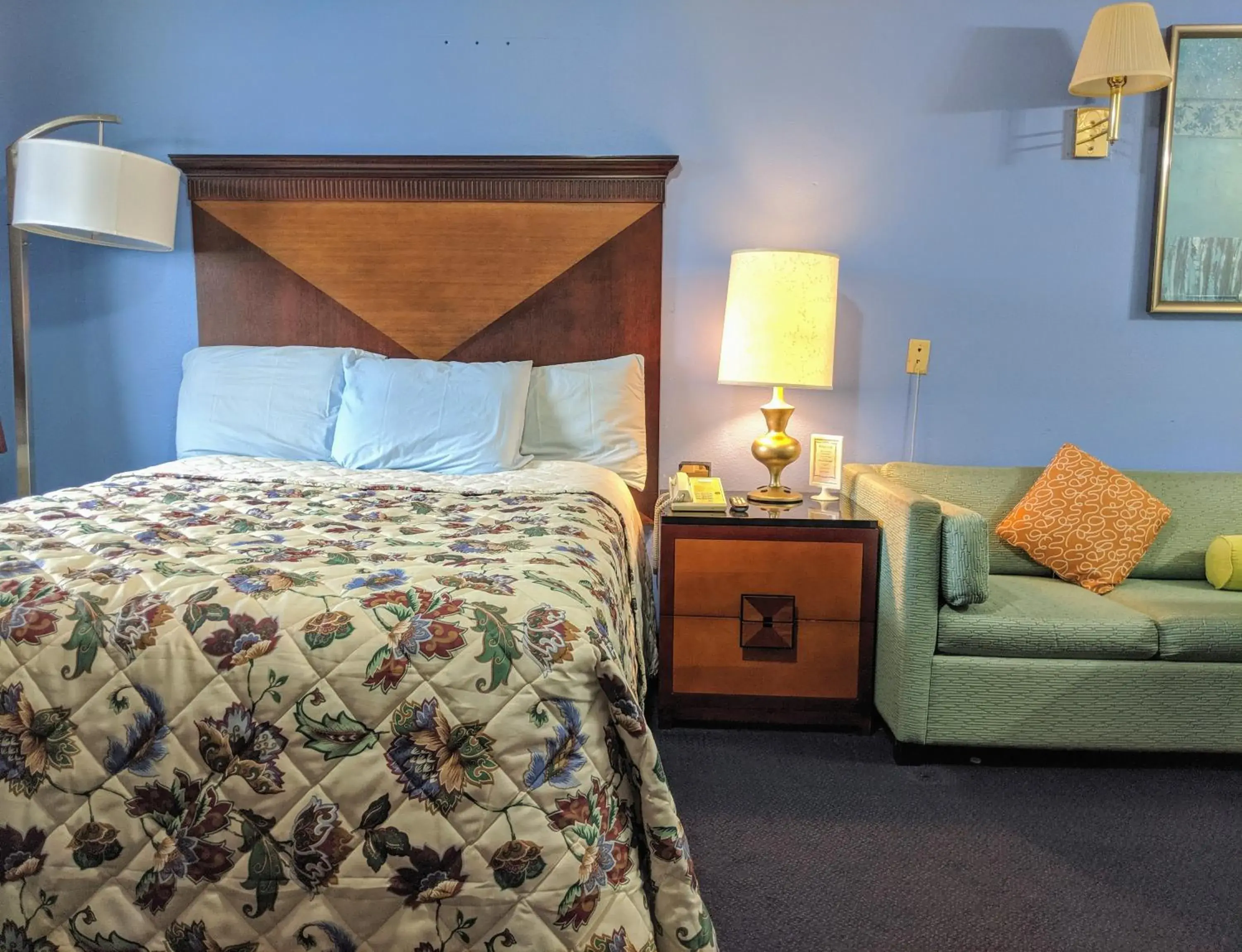 Queen Room - Non-Smoking in Executive Inn Queen Room - Non-Smoking in Executive Inn