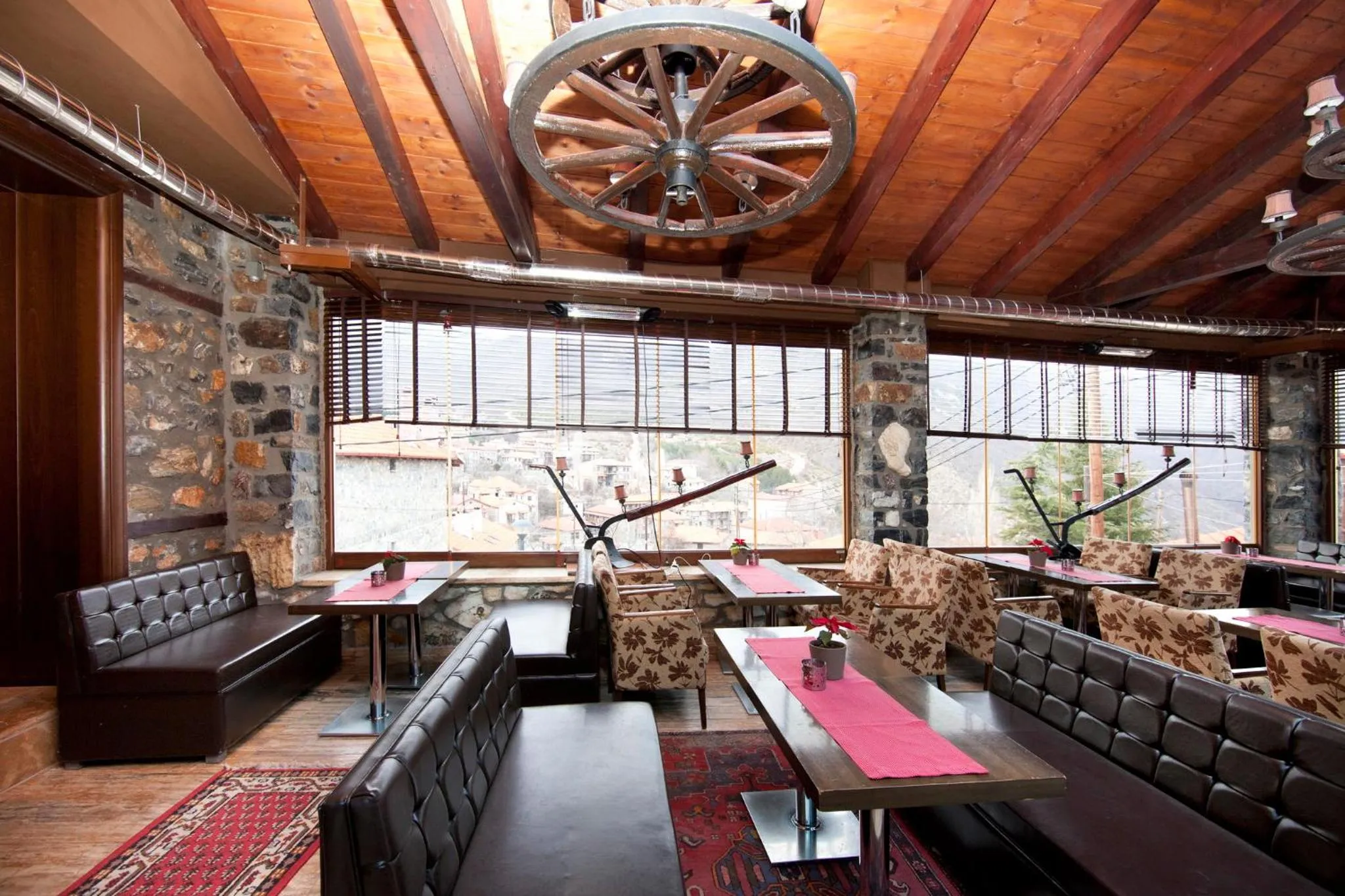 Restaurant/places to eat in Chalet Lithos