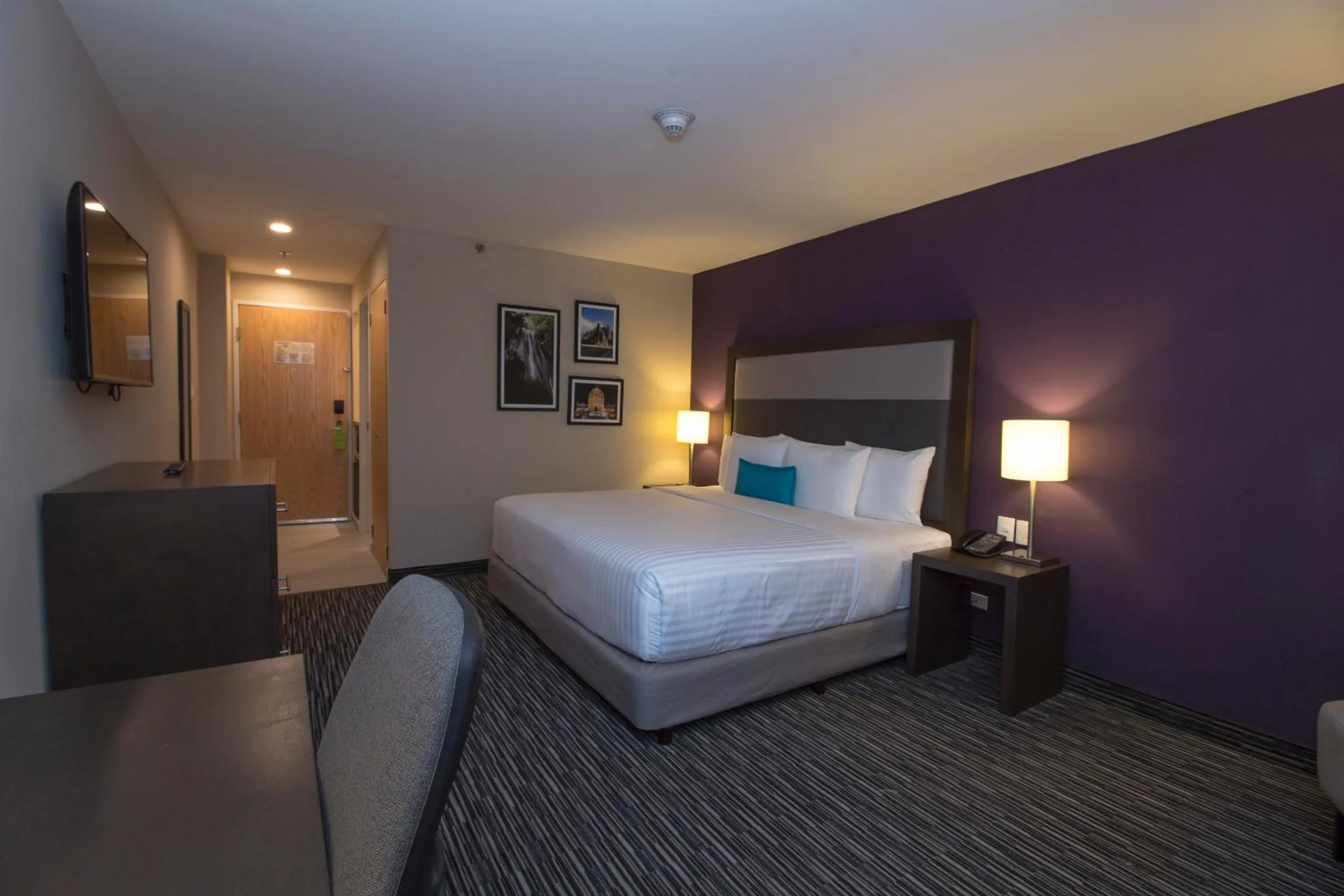 Bed in CHN Hotel Monterrey Aeropuerto, Trademark by Wyndham