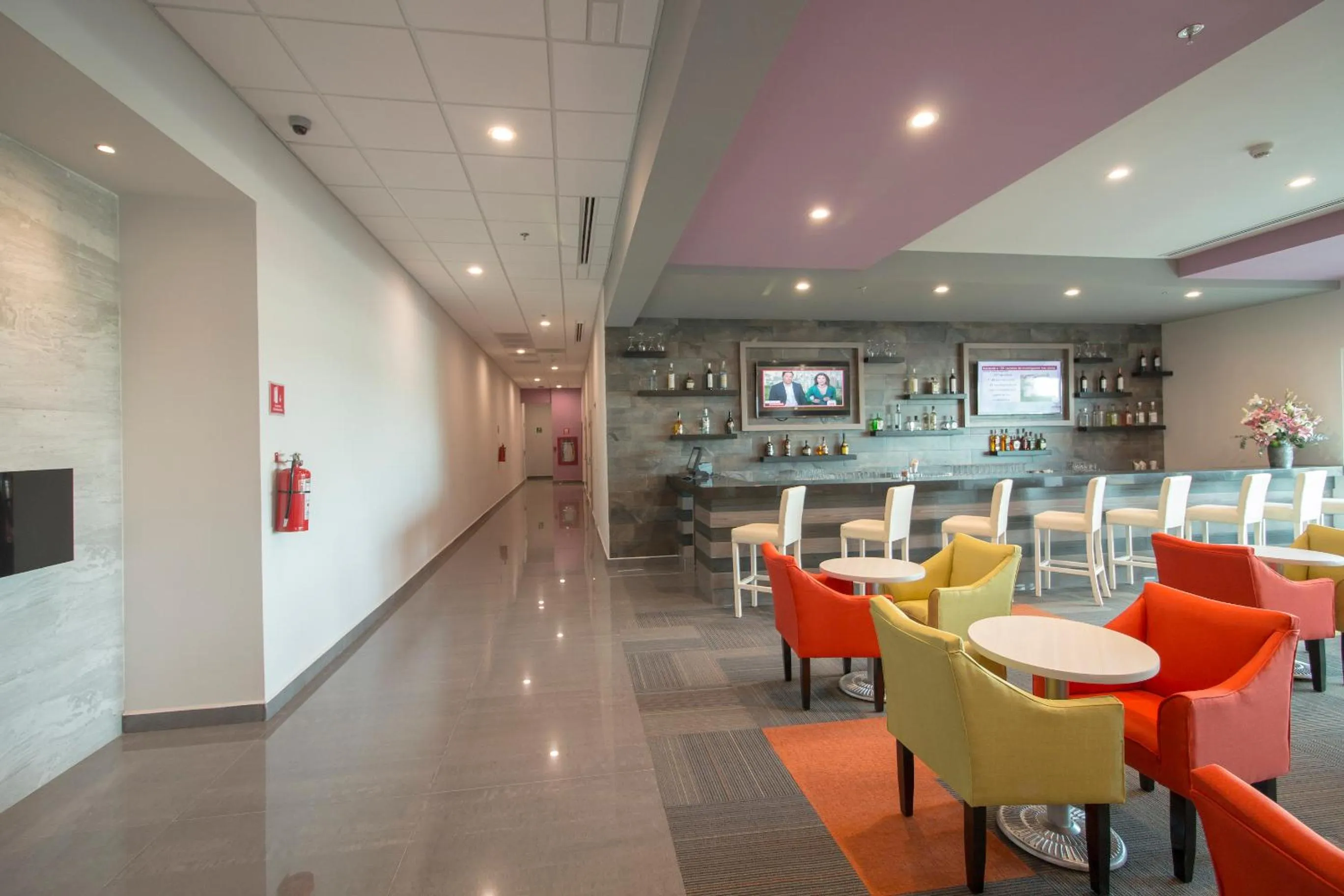 Lounge or bar in CHN Hotel Monterrey Aeropuerto, Trademark by Wyndham