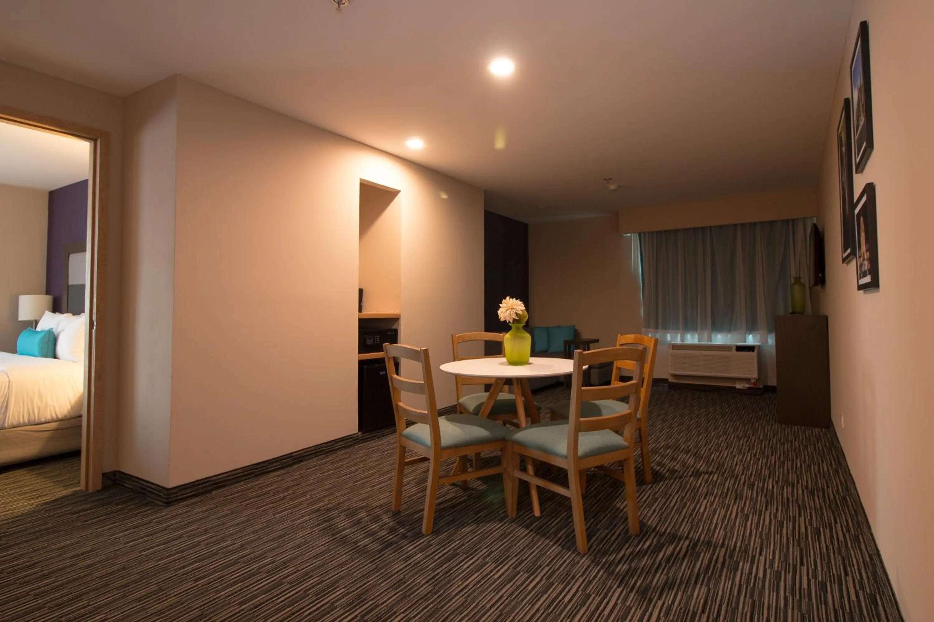 Dining area, Bed in CHN Hotel Monterrey Aeropuerto, Trademark by Wyndham