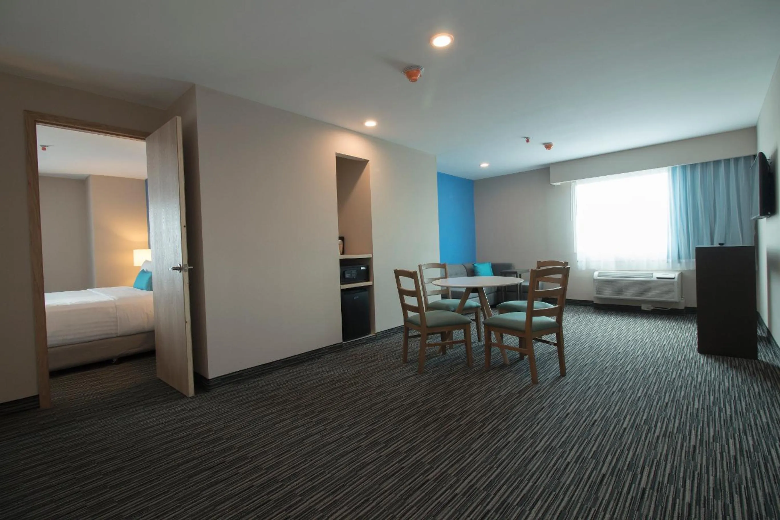 Living room, Bed in CHN Hotel Monterrey Aeropuerto, Trademark by Wyndham