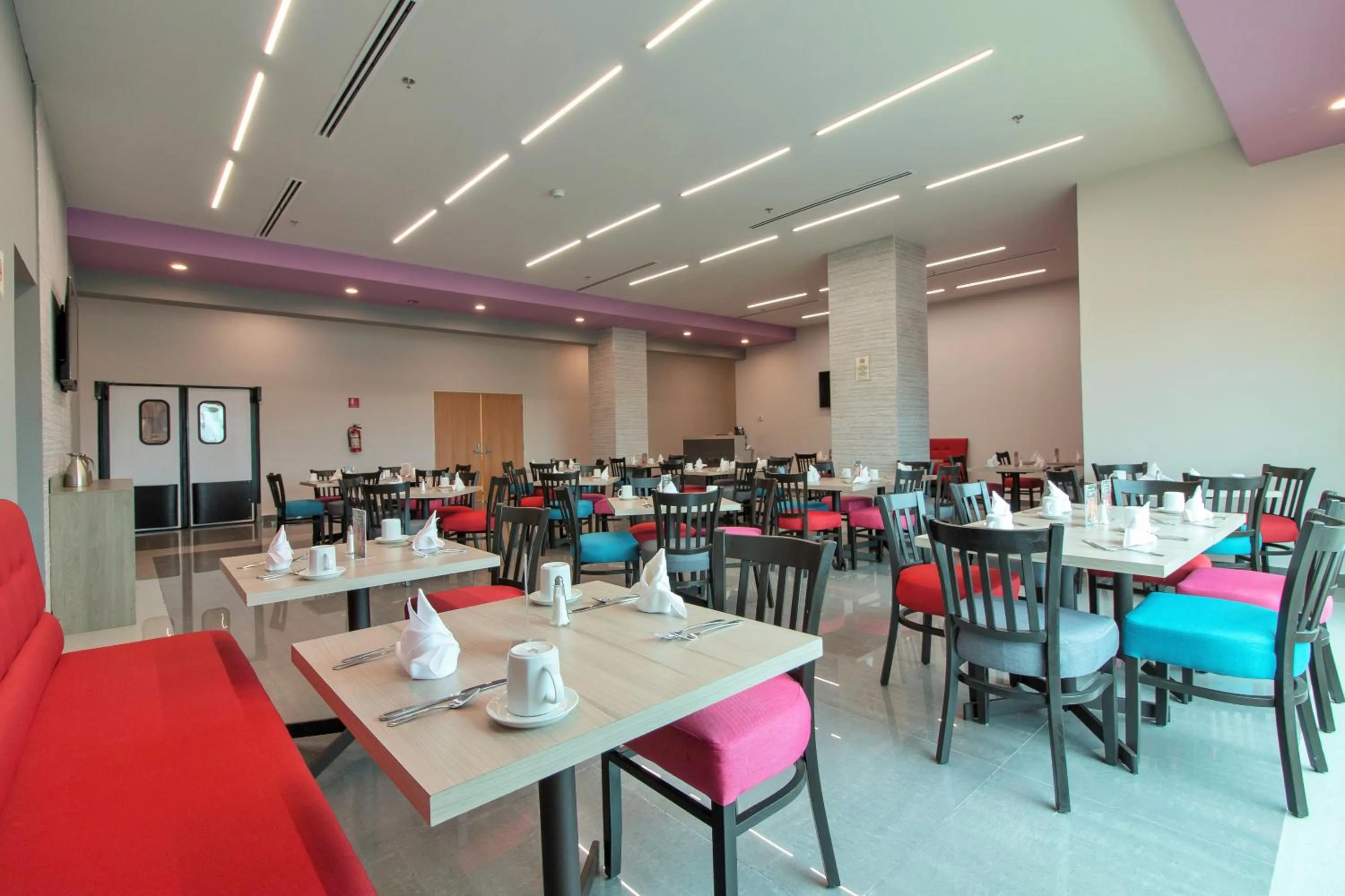 Meals in CHN Hotel Monterrey Aeropuerto, Trademark by Wyndham