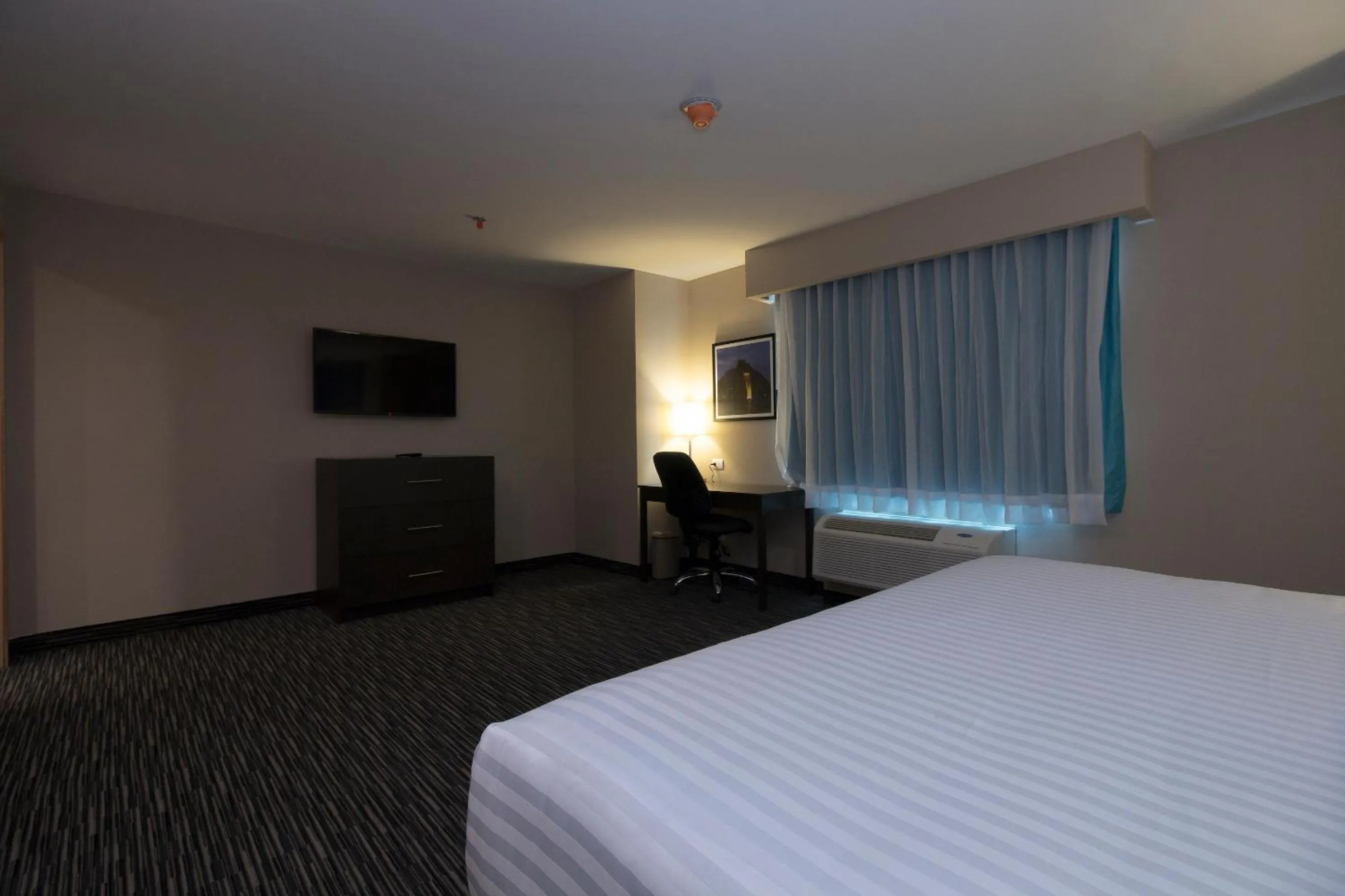 Photo of the whole room, Bed in CHN Hotel Monterrey Aeropuerto, Trademark by Wyndham