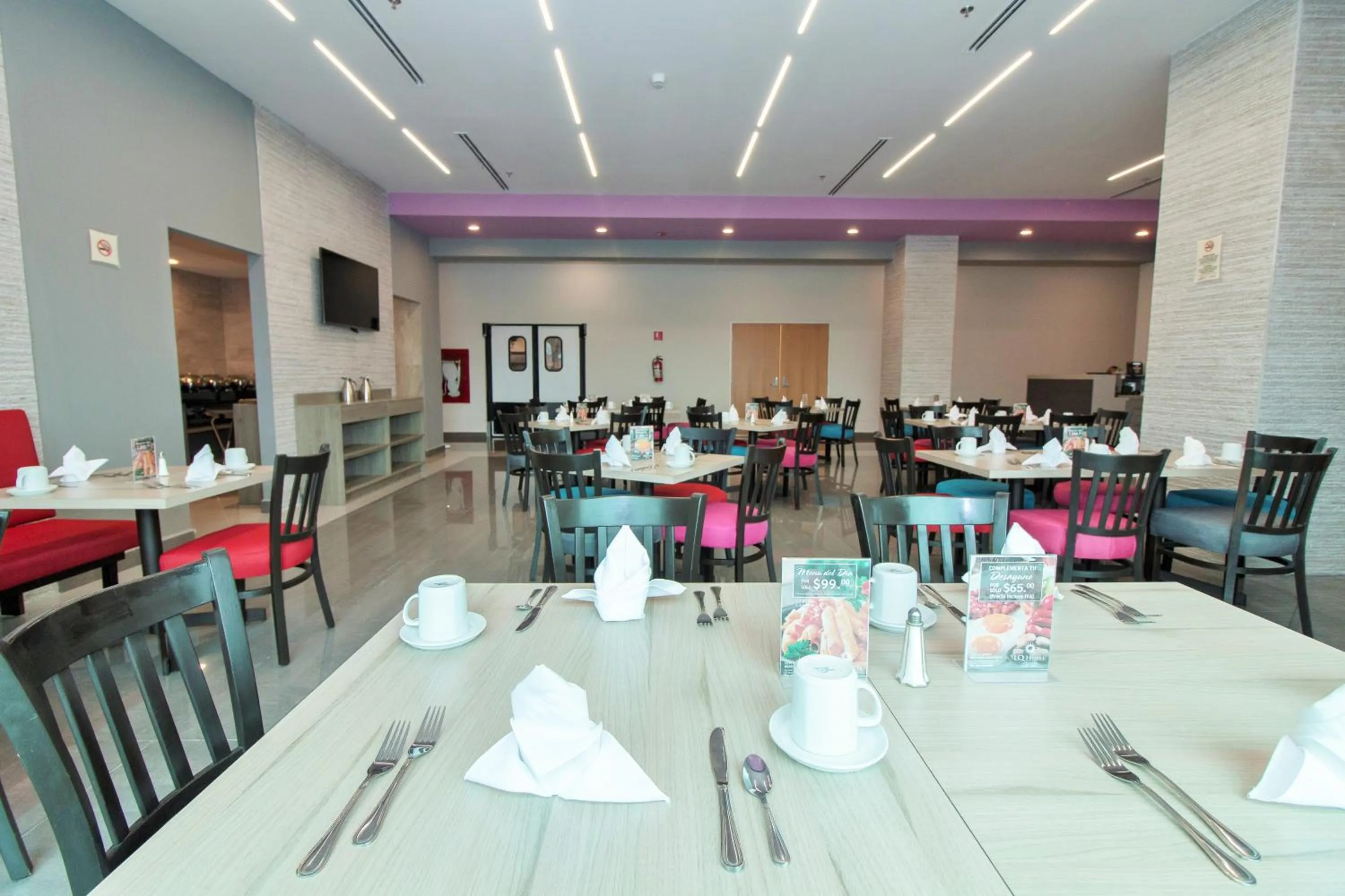 Meals in CHN Hotel Monterrey Aeropuerto, Trademark by Wyndham