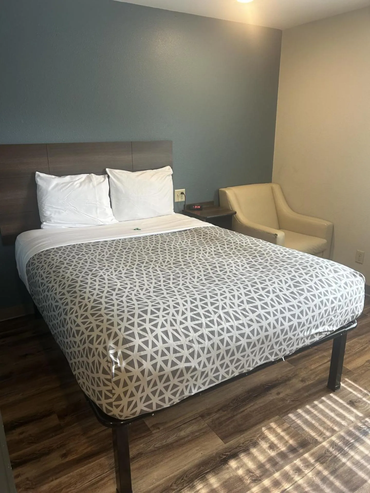 Bed in WoodSpring Suites Nashville Airport