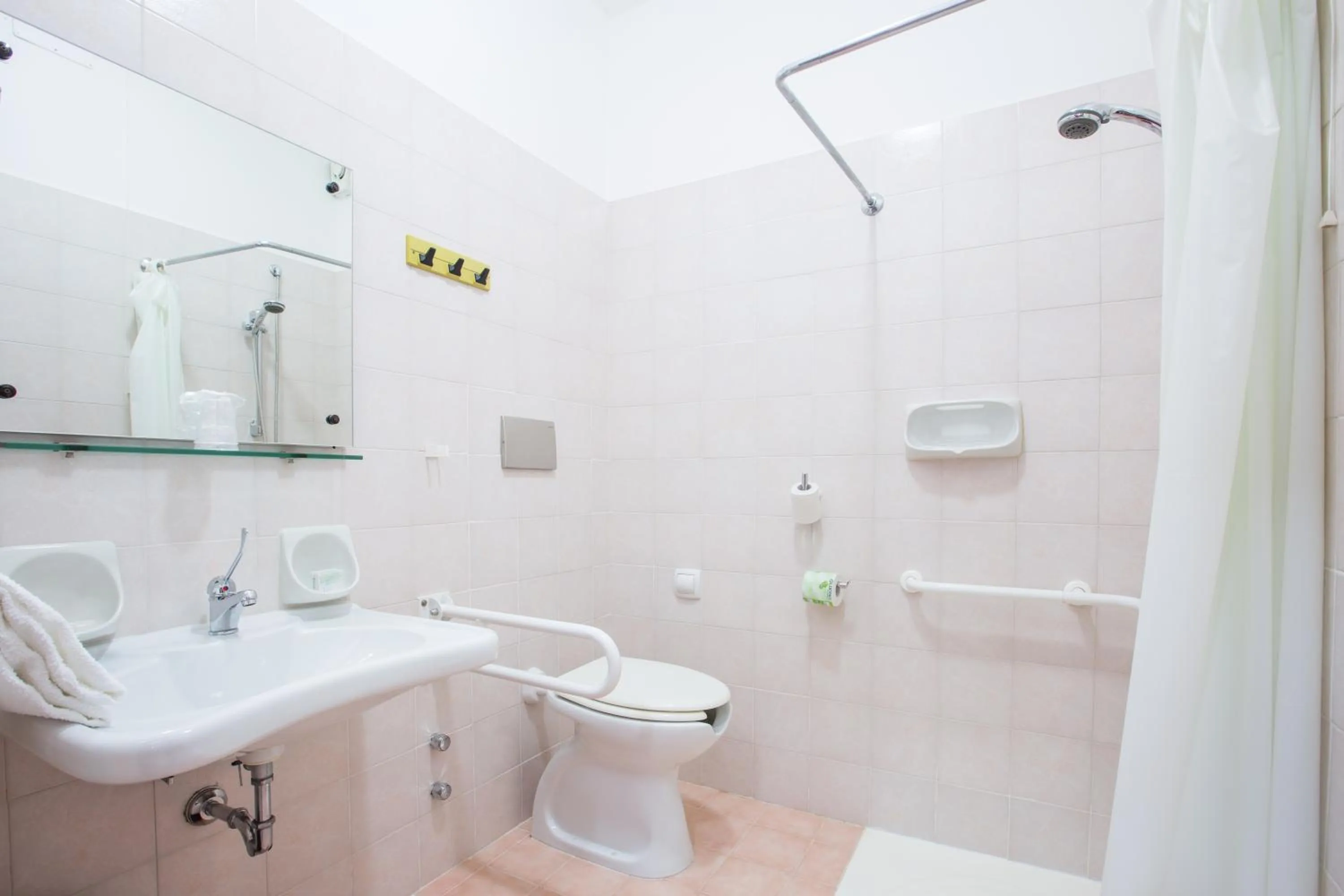 Shower in Hotel Mediterraneo