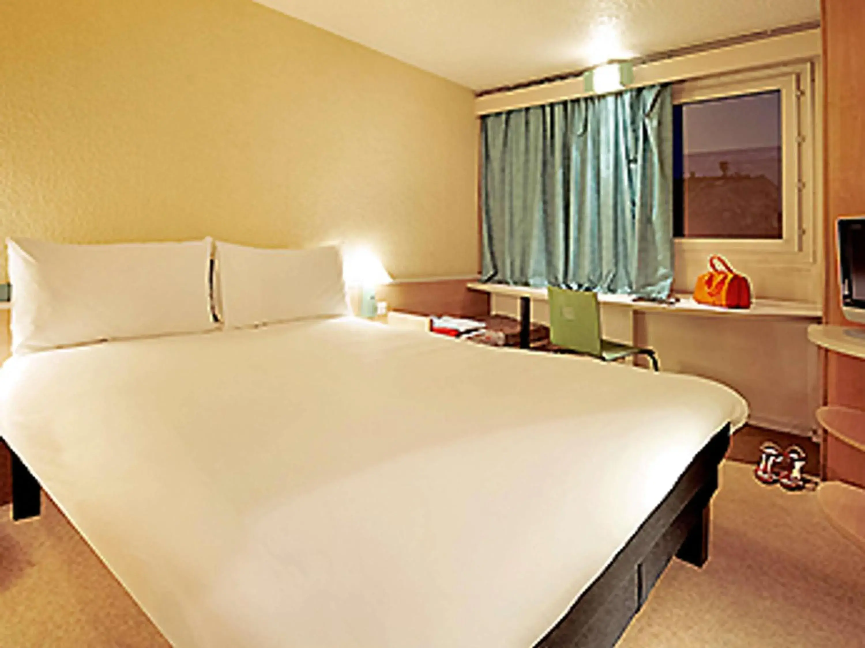 Property building, Bed in Ibis Hotel Alicante Property building, Bed in Ibis Hotel Alicante