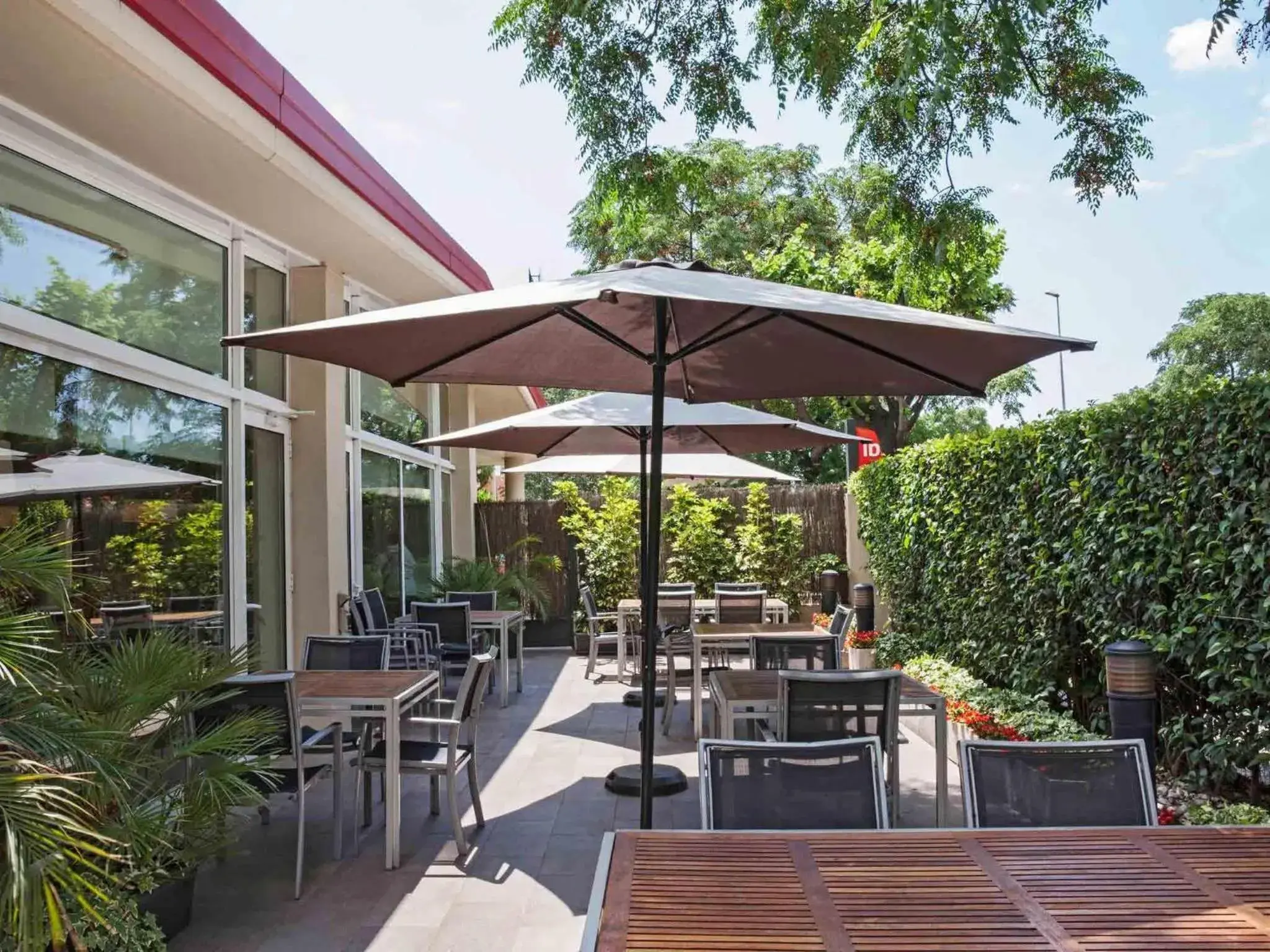 Lounge or bar in Ibis Cornella Lounge or bar in Ibis Cornella