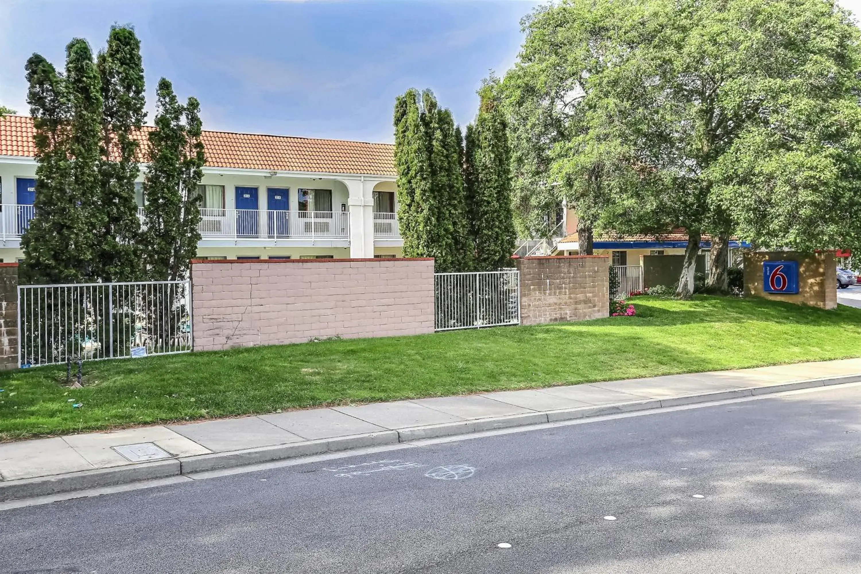 Property building in Motel 6-Pinole, CA Property building in Motel 6-Pinole, CA