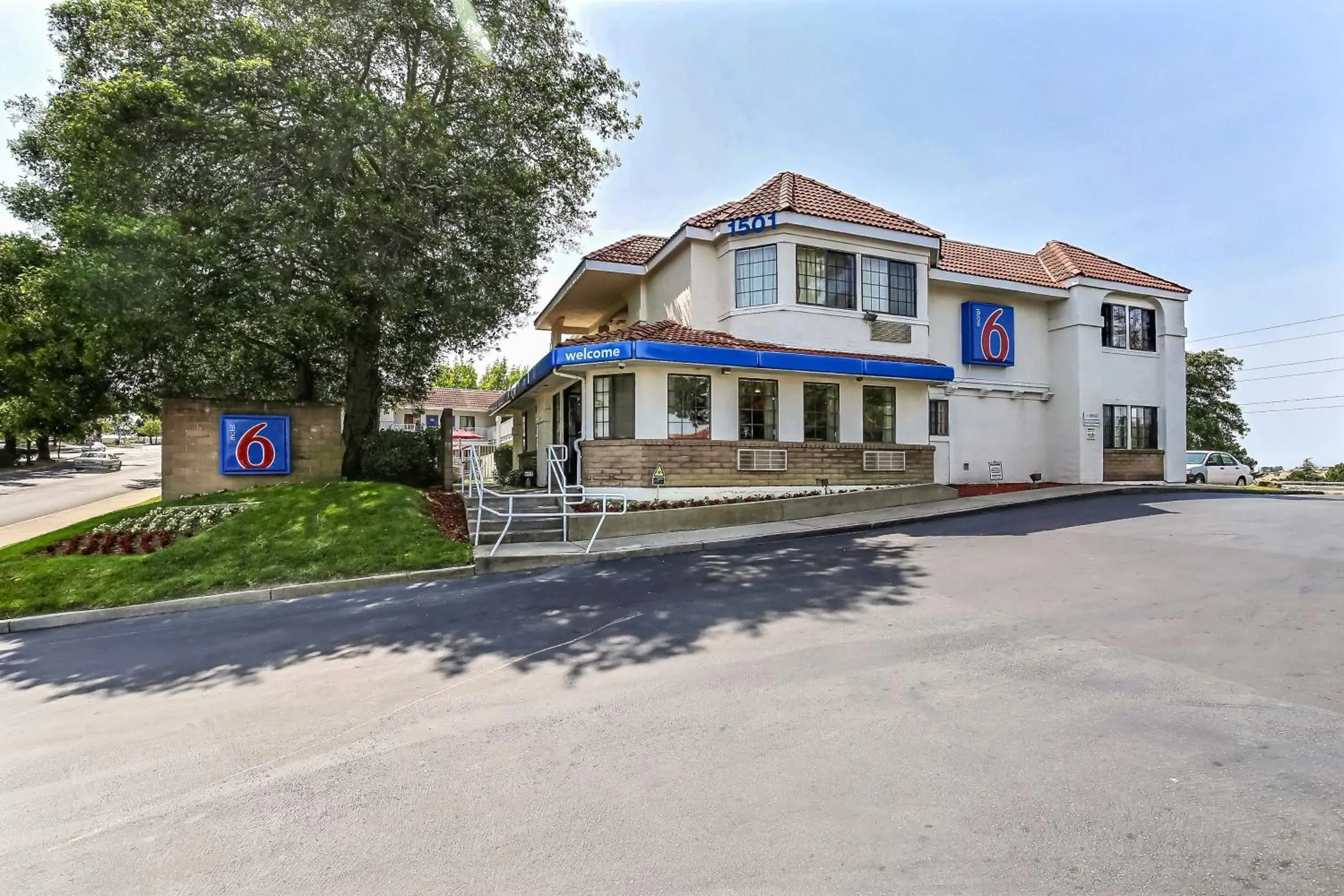 Property building in Motel 6-Pinole, CA Property building in Motel 6-Pinole, CA