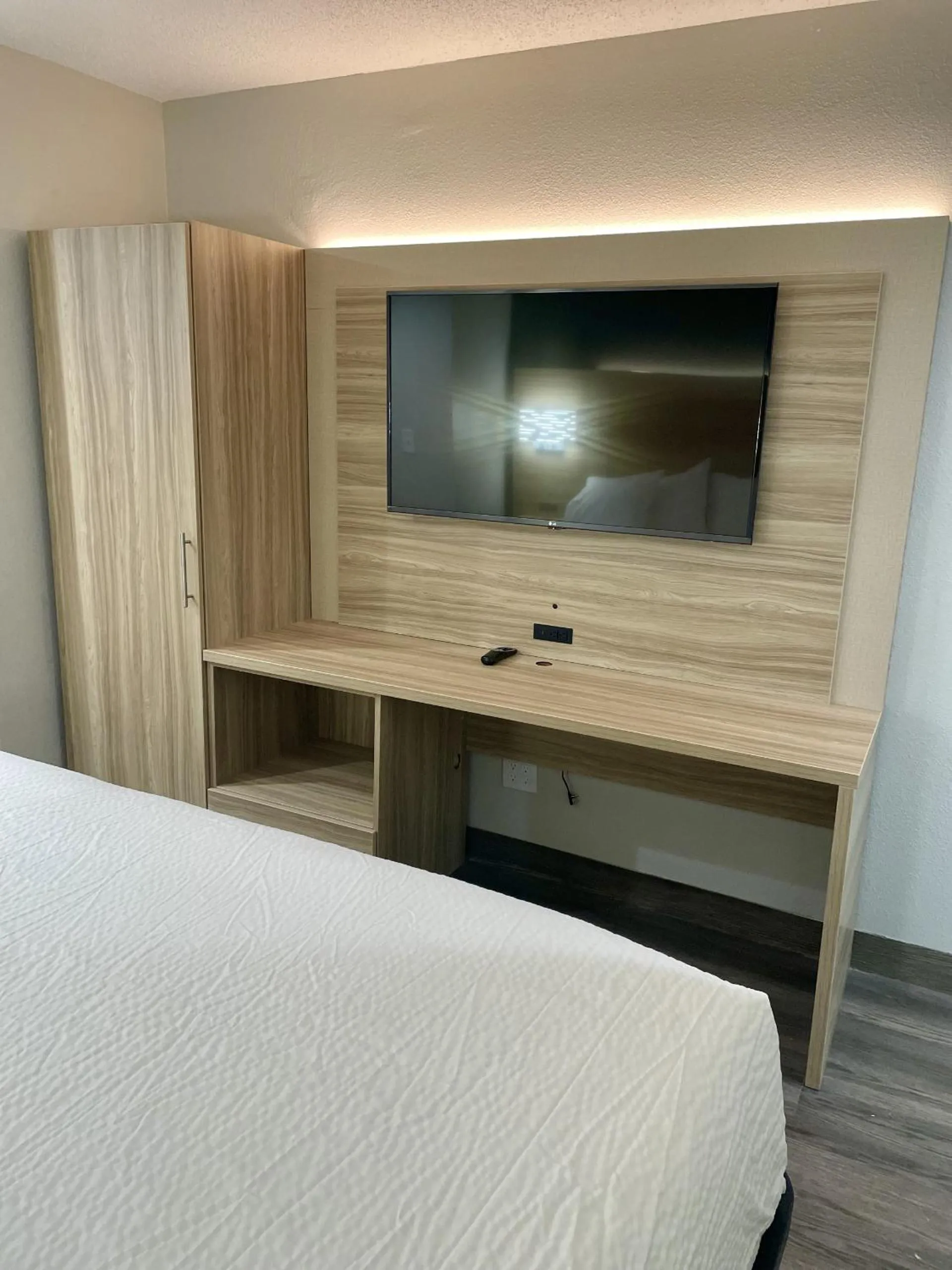 Bed in Microtel Inn by Wyndham Knoxville