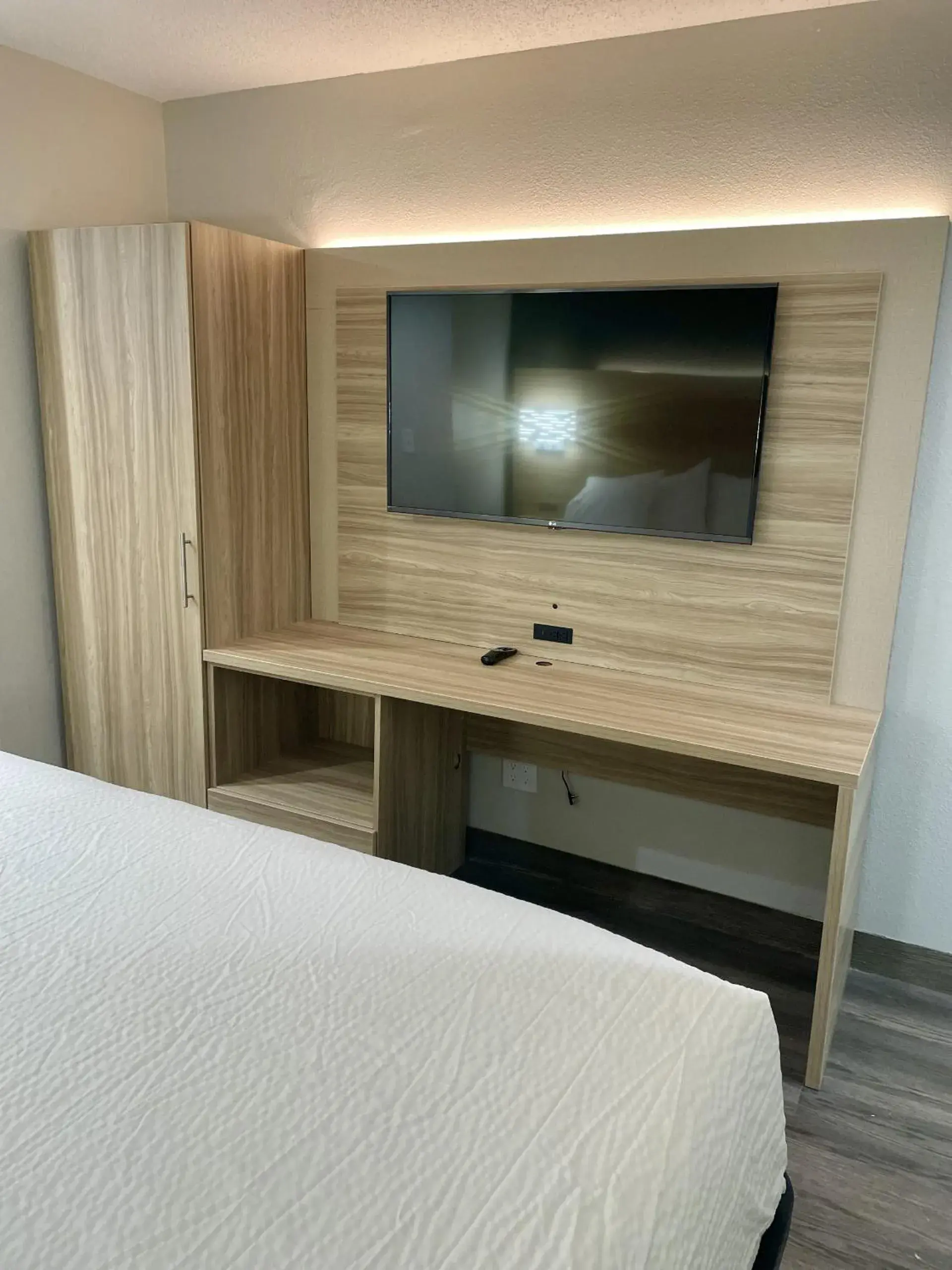 Bed in Microtel Inn by Wyndham Knoxville Bed in Microtel Inn by Wyndham Knoxville