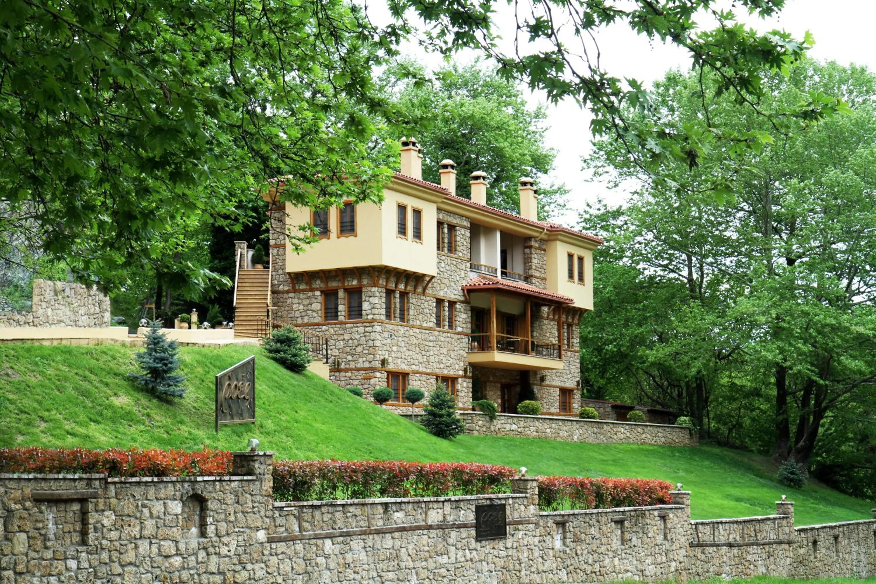 Facade/entrance in Roes Suites