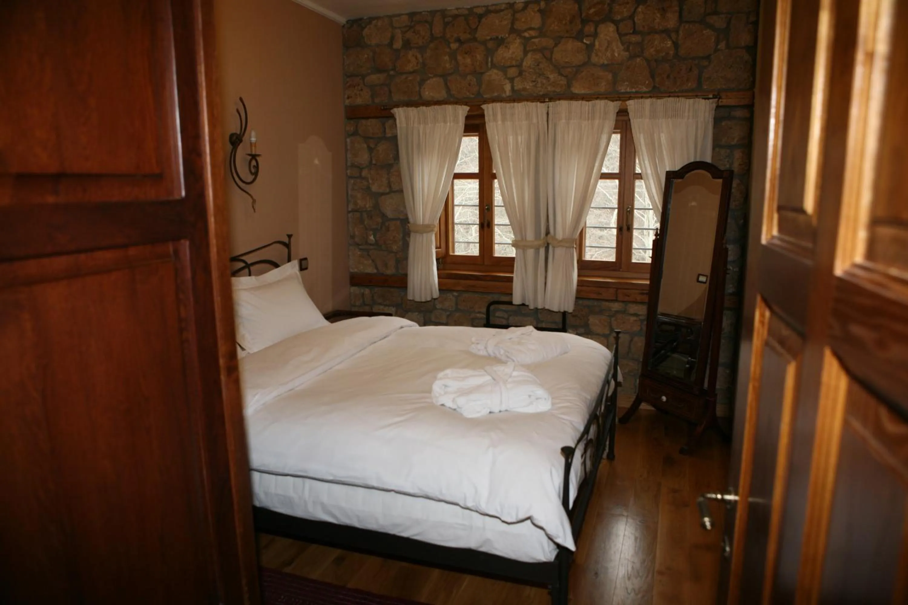 Bedroom, Bed in Roes Suites