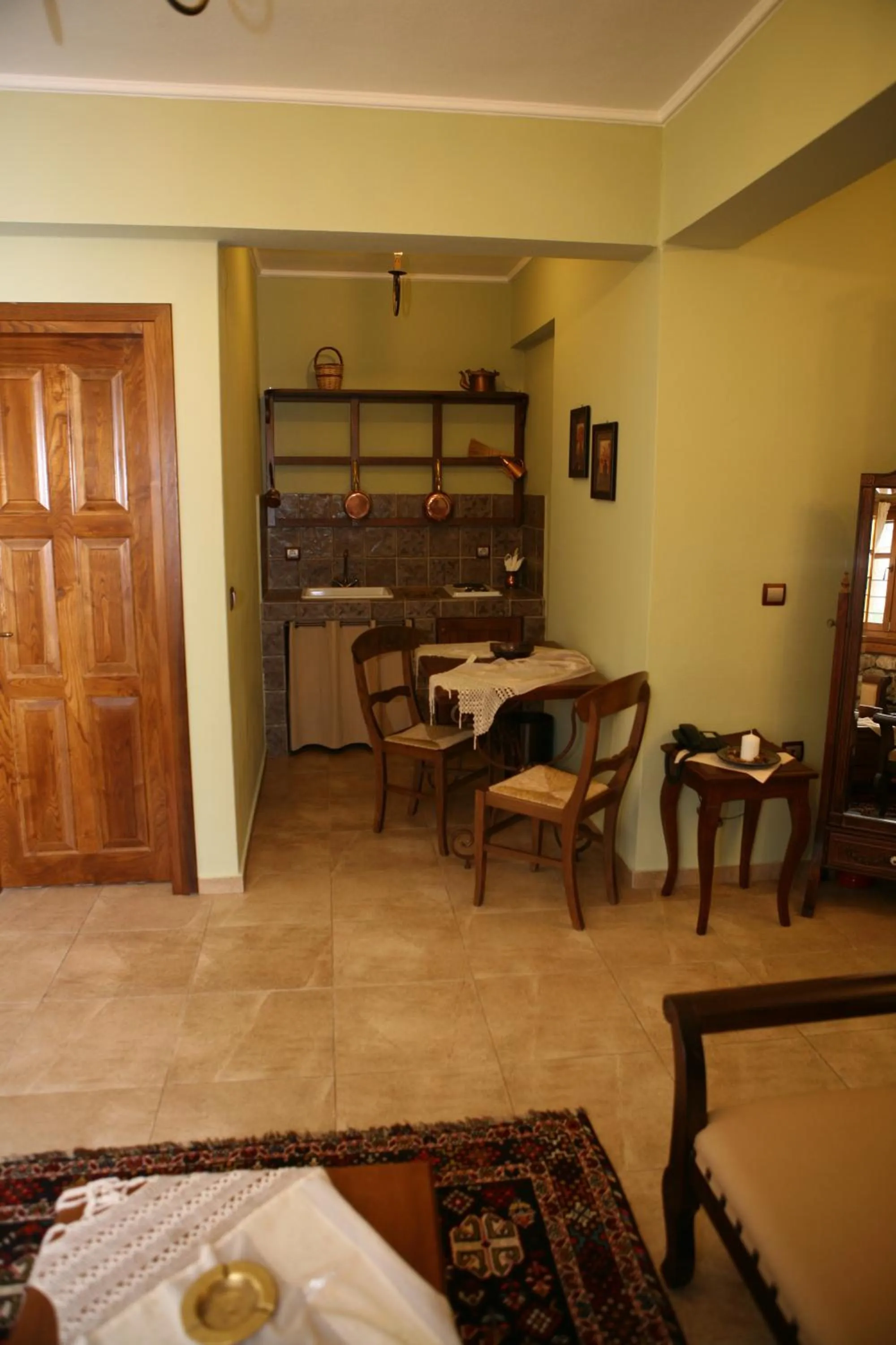 Kitchen or kitchenette in Roes Suites