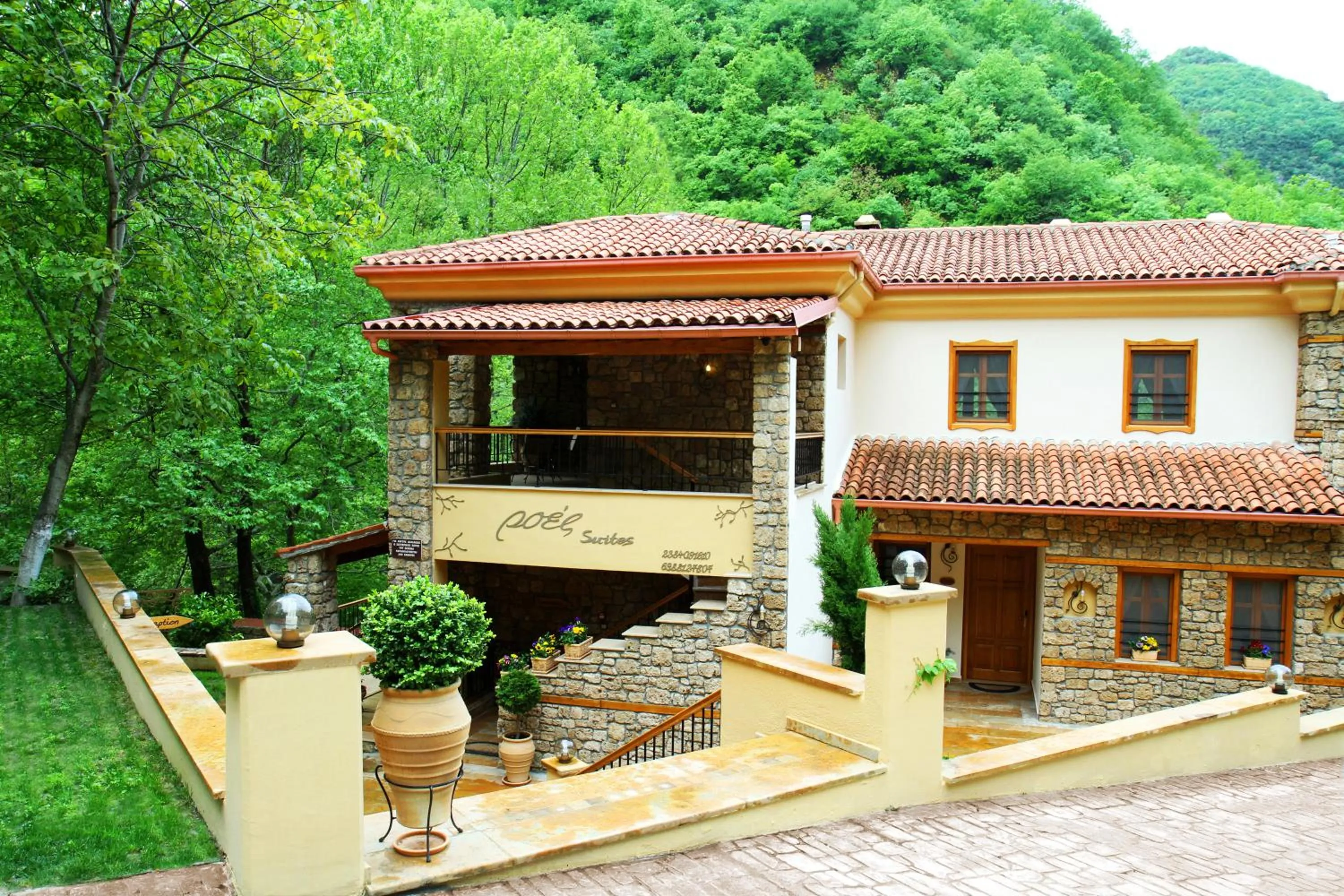 Facade/entrance in Roes Suites