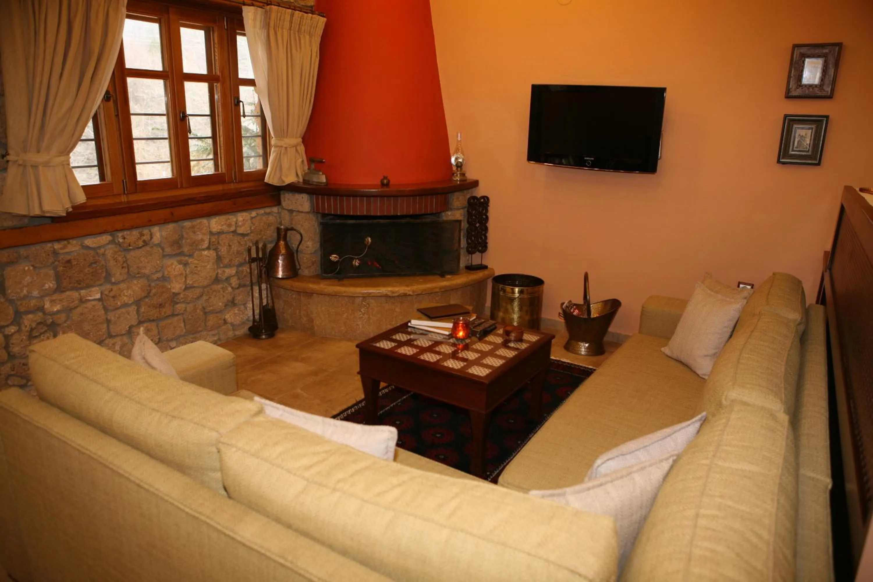 Communal lounge/ TV room in Roes Suites