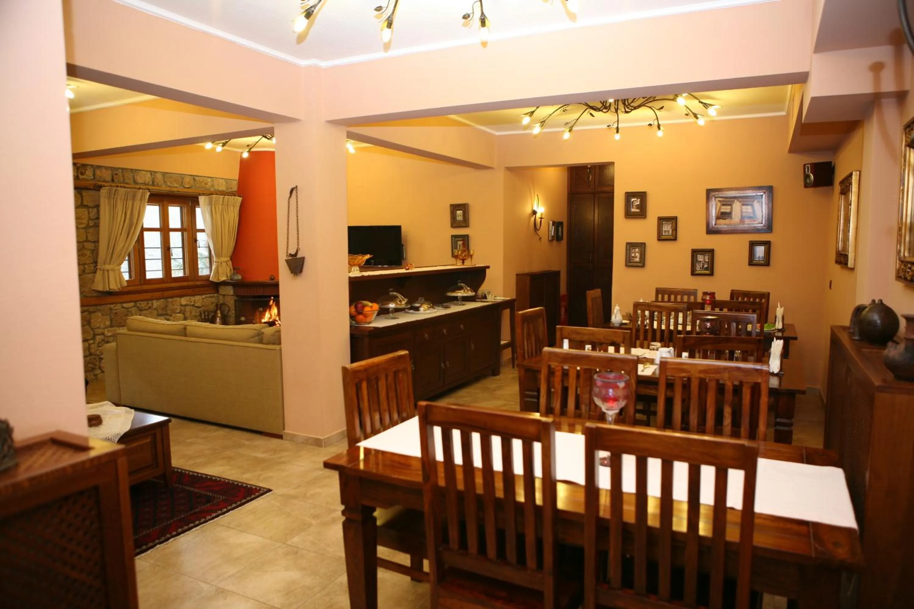 Communal lounge/ TV room in Roes Suites