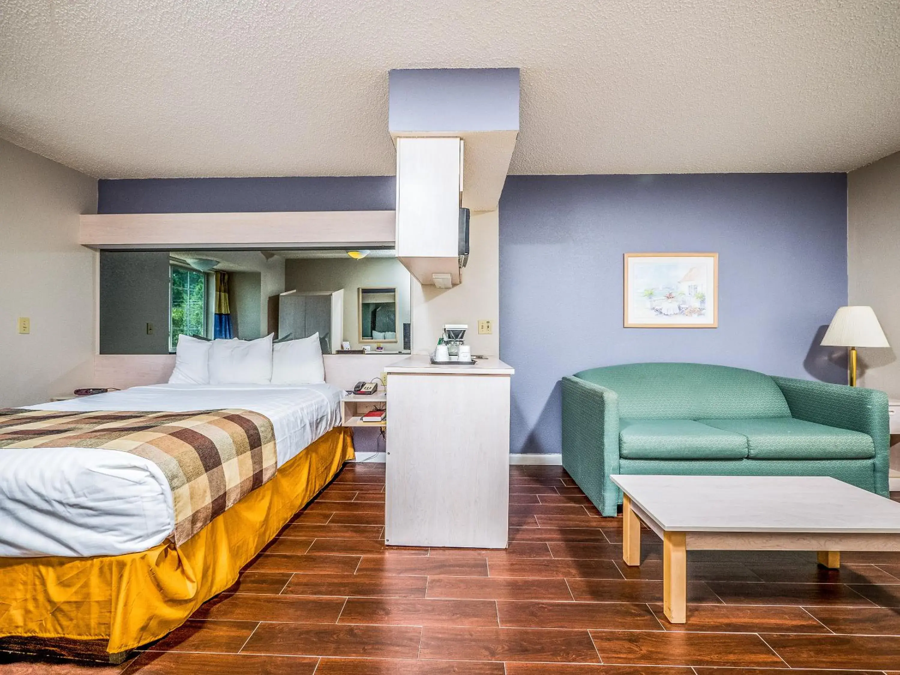 Kitchen or kitchenette, Bed in Microtel Inn & Suites by Wyndham Palm Coast I-95 Kitchen or kitchenette, Bed in Microtel Inn & Suites by Wyndham Palm Coast I-95