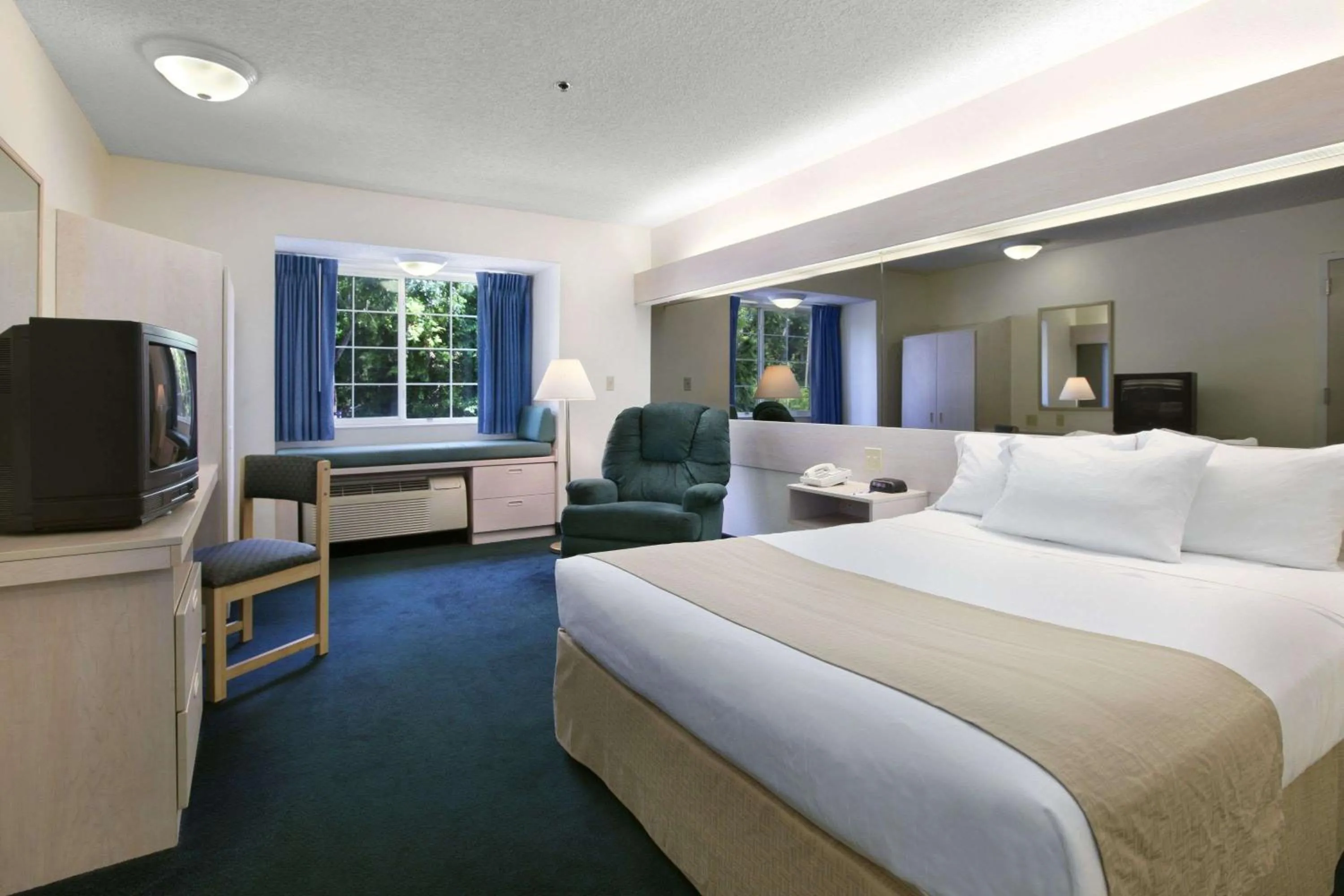 Photo of the whole room, Bed in Microtel Inn & Suites by Wyndham Palm Coast I-95