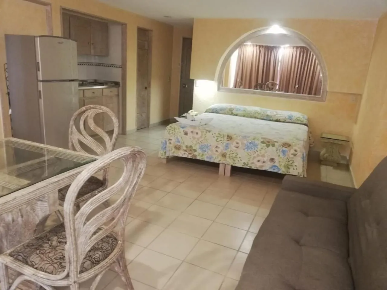 Photo of the whole room, Bed in Hotel Las Torres Gemelas Acapulco