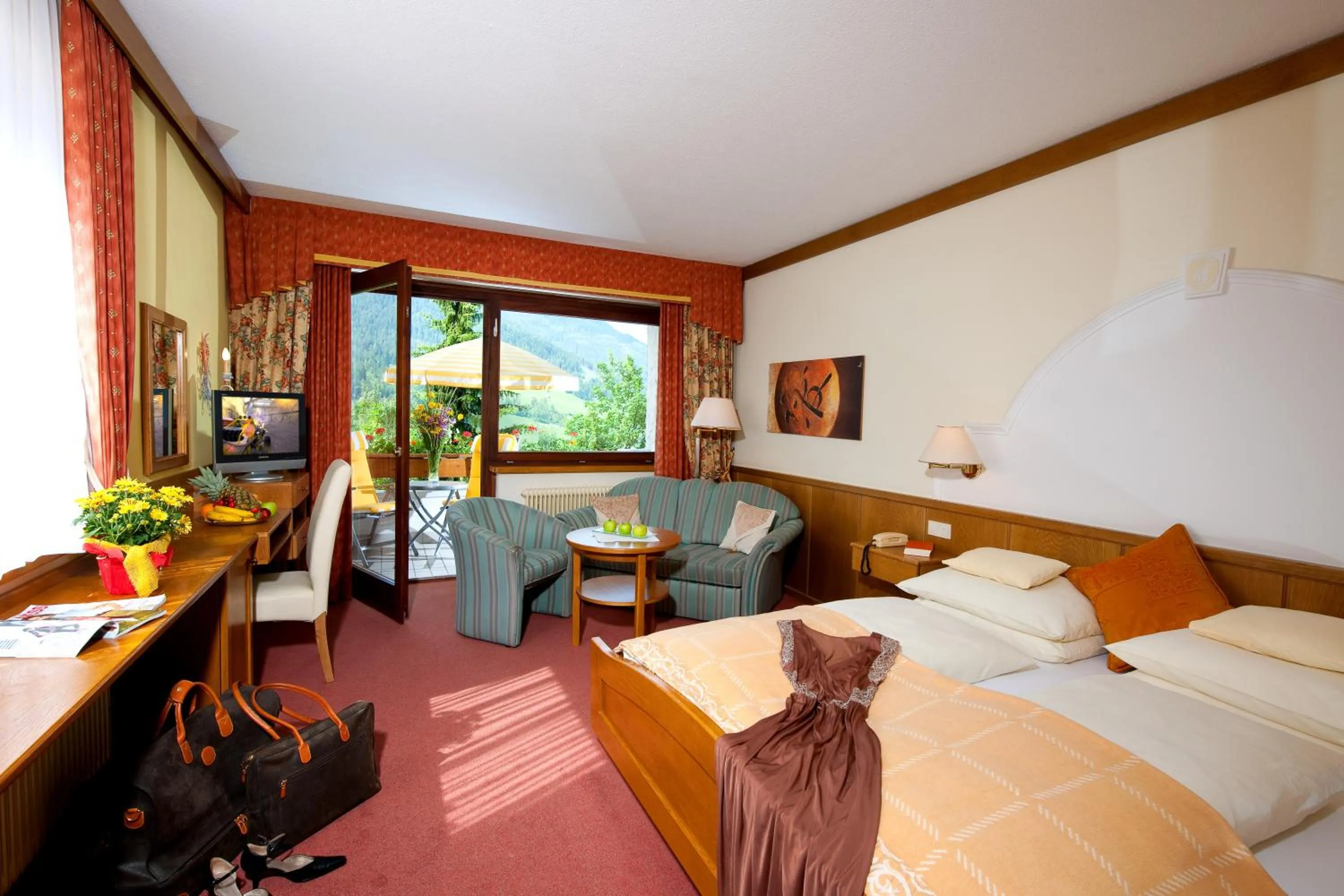 Photo of the whole room, Bed in Wohlfühl & Genusshotel Felsenhof