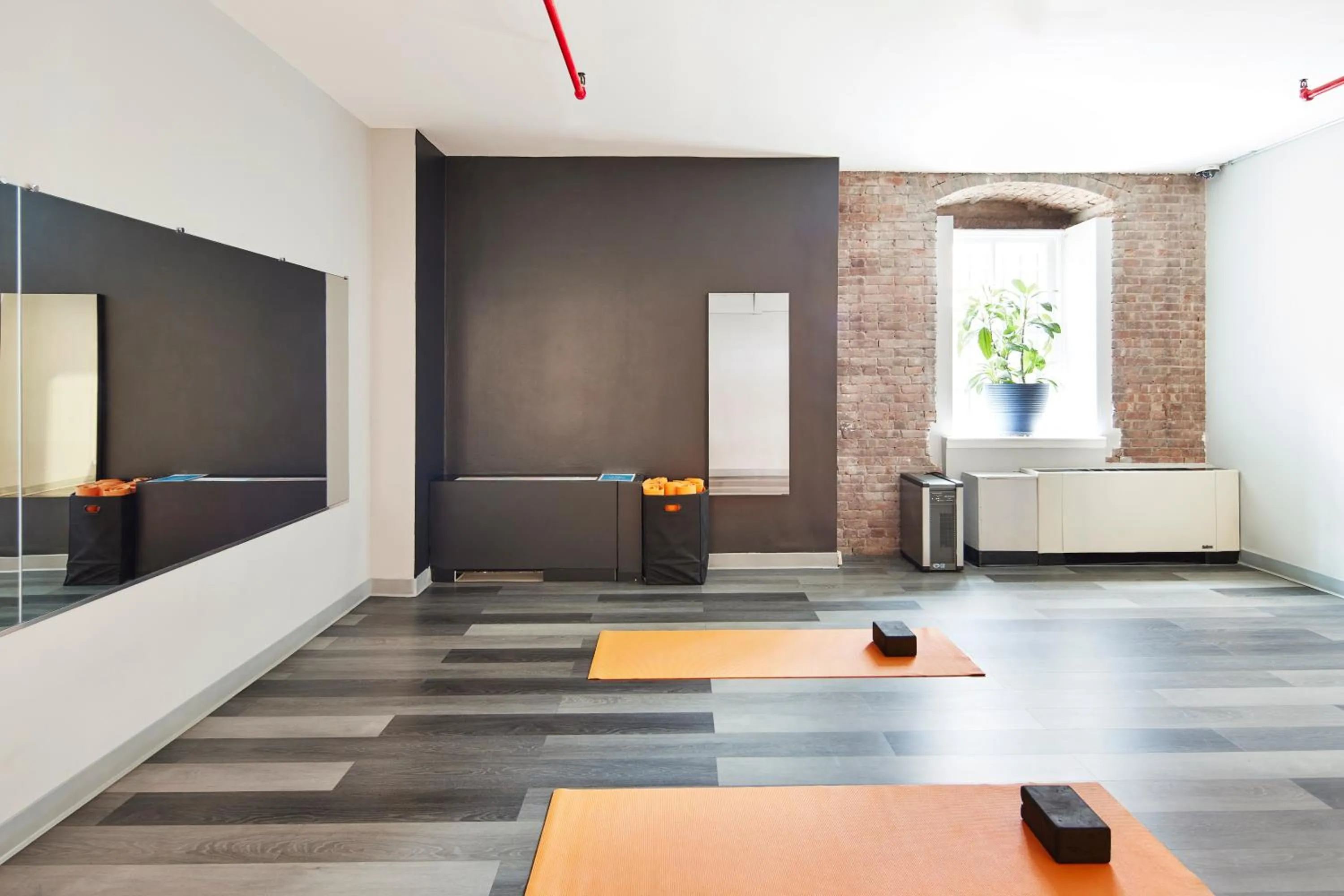 Communal lounge/ TV room in HI New York City Hostel