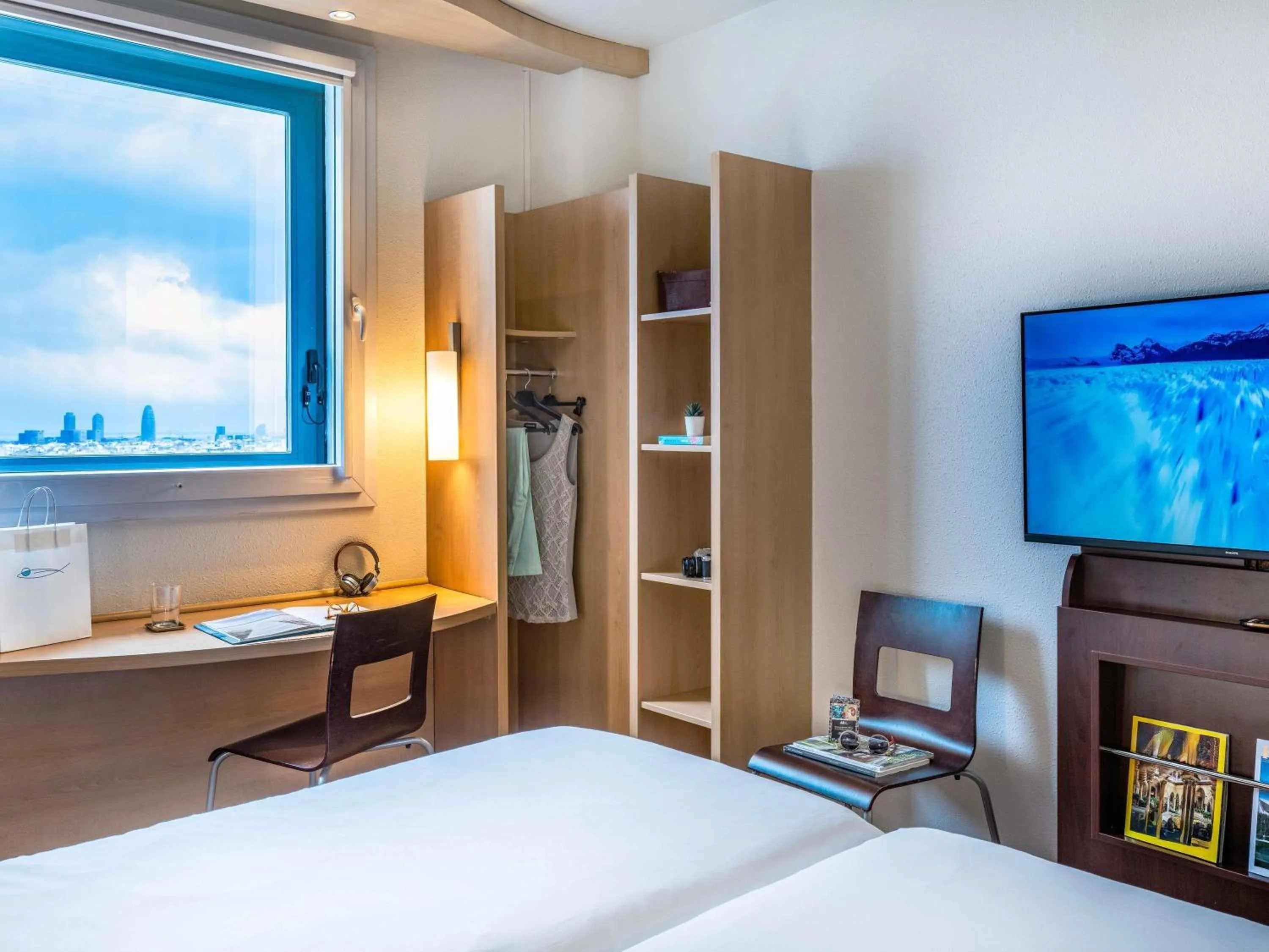 Bedroom, Bed in Ibis Barcelona Meridiana