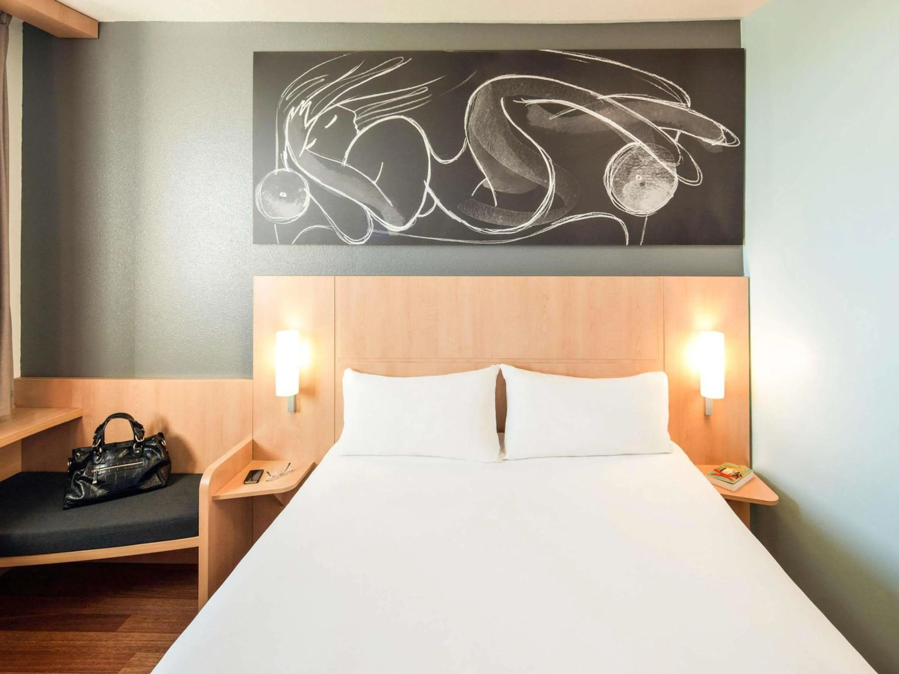 Bedroom, Bed in Ibis Barcelona Meridiana