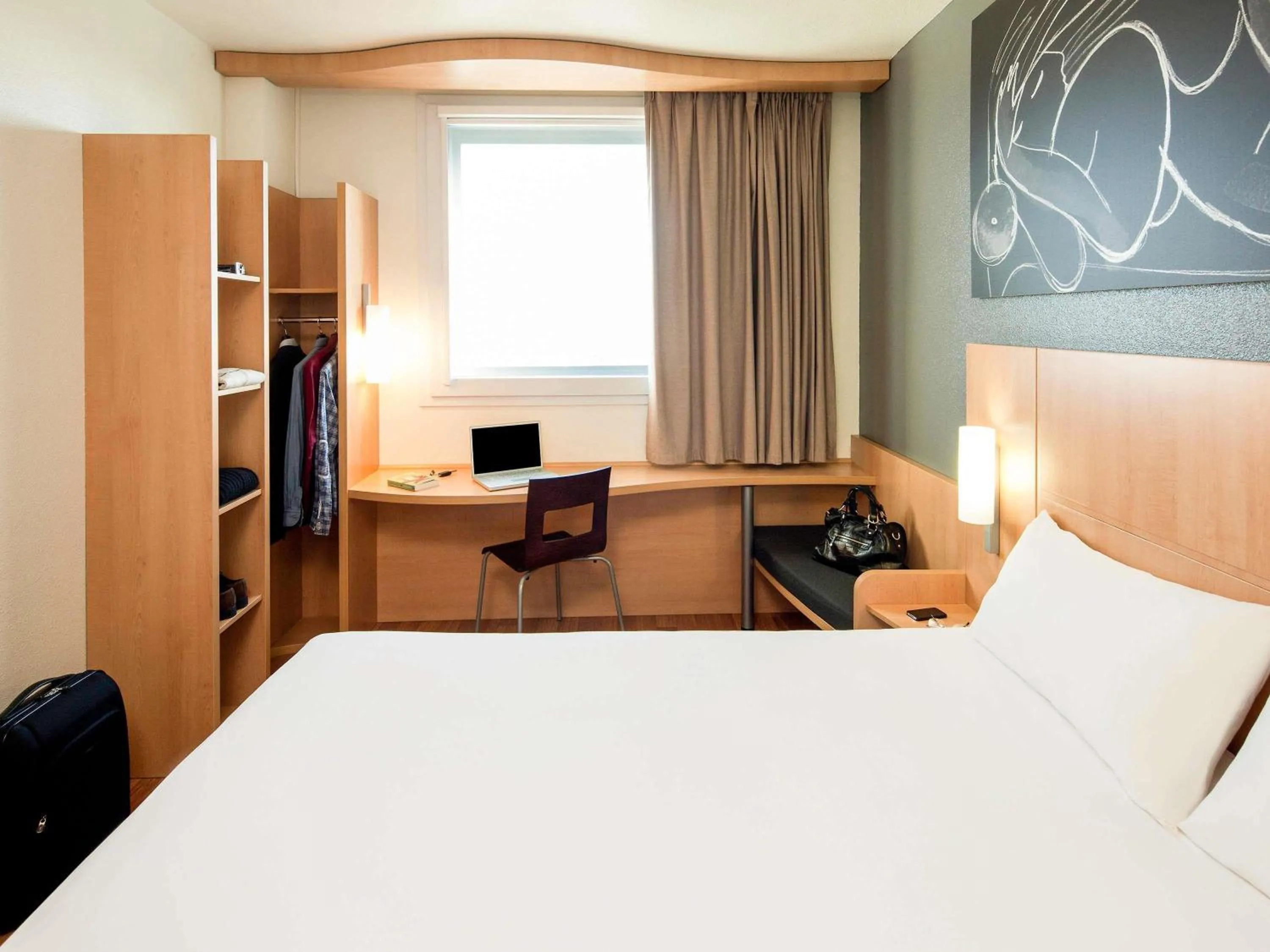 Bedroom, Bed in Ibis Barcelona Meridiana