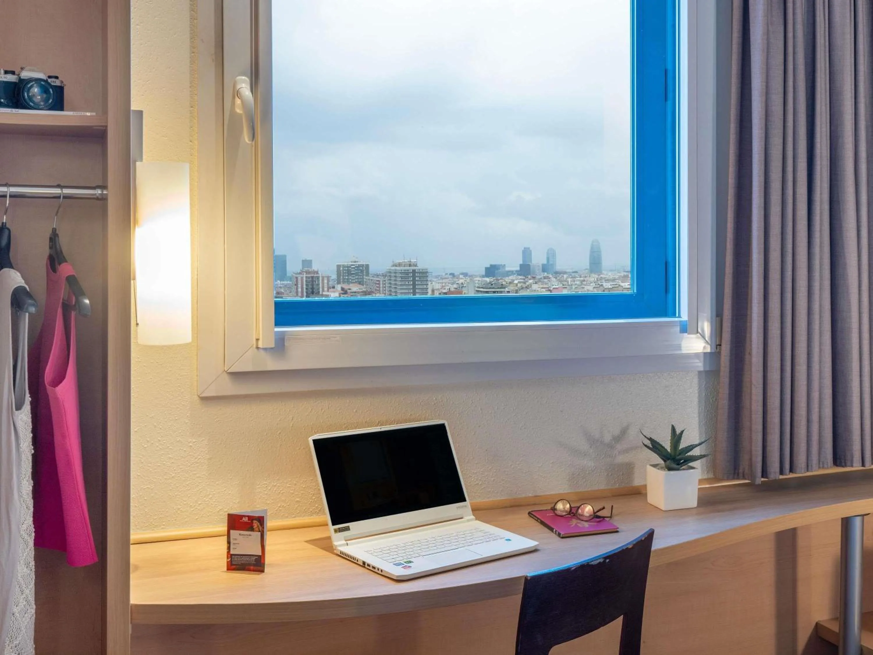 Bedroom in Ibis Barcelona Meridiana